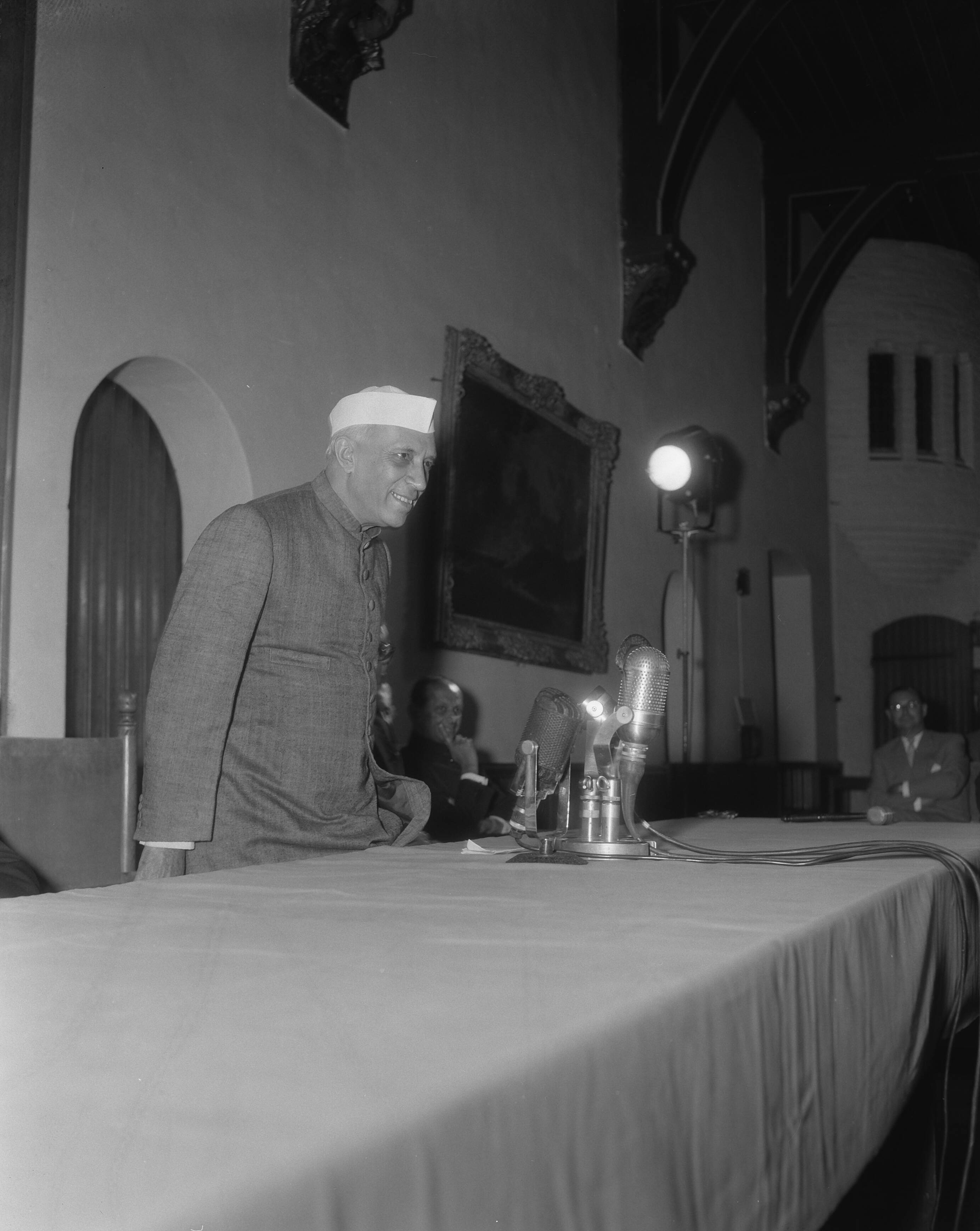 Bezoek van de Indiase premier Nehroe aan Nederland (1957) — Premier Pandit Nehroe van India in ons land. Persconferentie in de Rolzaal te Den Haag — Foto: Pot, Harry / Anefo. Licentie: Set B: Rechtenvrij / Publiek Domein. Bron: Nationaal Archief. http://hdl.handle.net/10648/a9645f30-d0b4-102d-bcf8-003048976d84