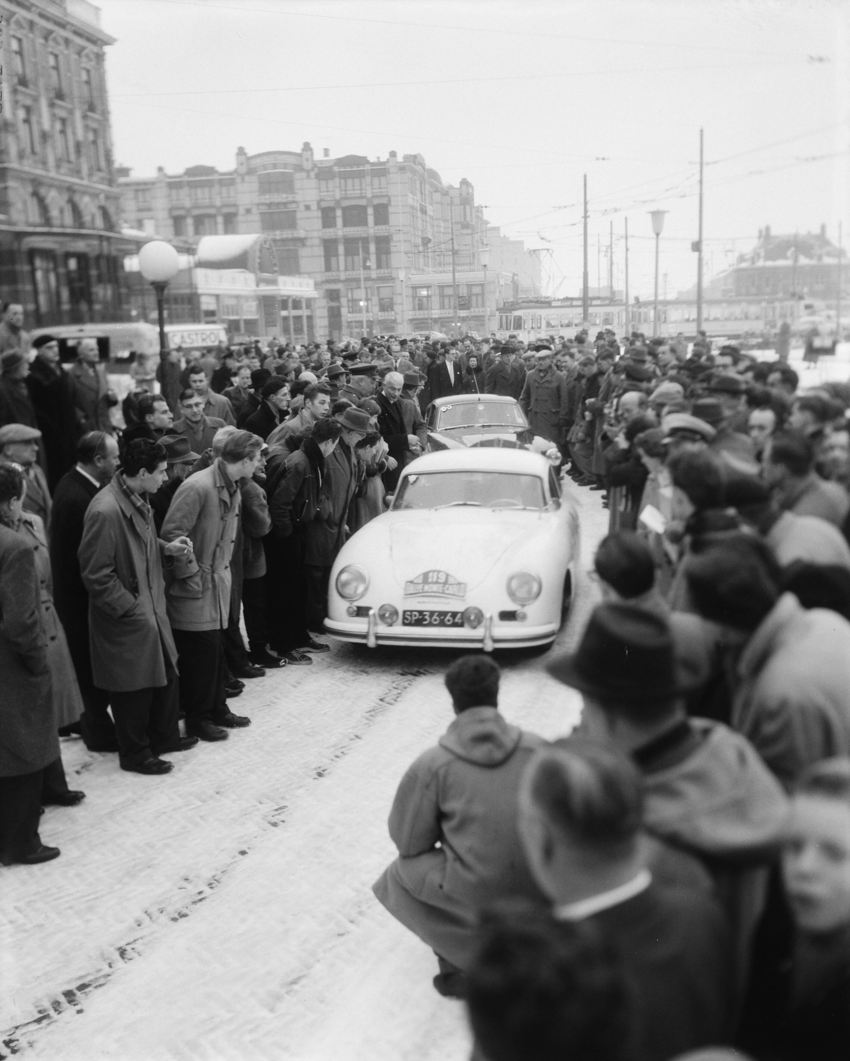 Fotocollectie Anefo — Start Rally van Monte Carlo bij het Kurhaus te Den Haag — Foto: Pot, Harry / Anefo. Licentie: Set B: Rechtenvrij / Publiek Domein. Bron: Nationaal Archief. http://hdl.handle.net/10648/a9736764-d0b4-102d-bcf8-003048976d84