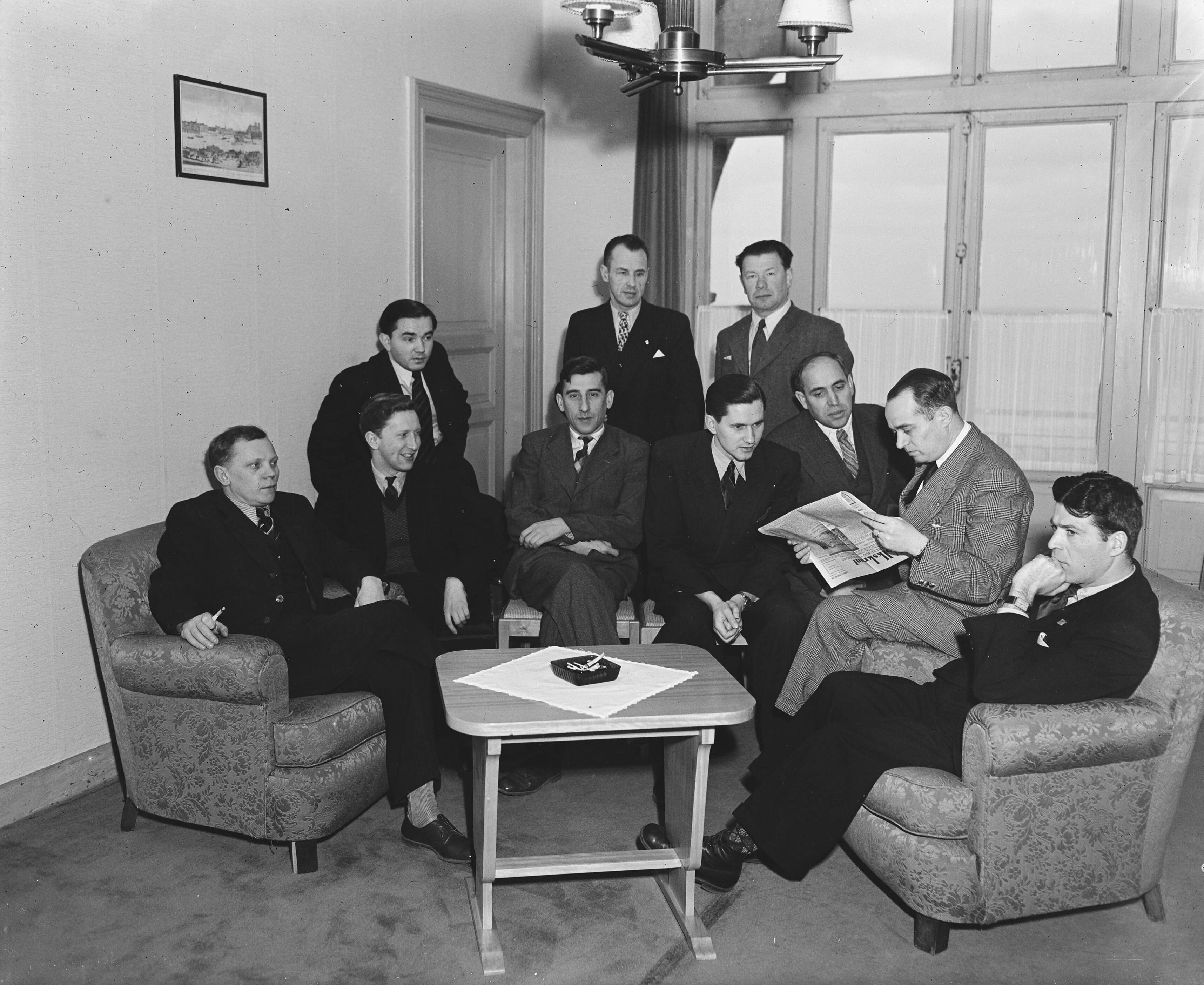 Fotocollectie Anefo — Wereldkampioenschappen schaken te Den Haag. Groep Russen in het Kurhaus — Foto: Snikkers, Anton / Anefo. Licentie: Set B: Rechtenvrij / Publiek Domein. Bron: Nationaal Archief. http://hdl.handle.net/10648/a8b2e6ec-d0b4-102d-bcf8-003048976d84