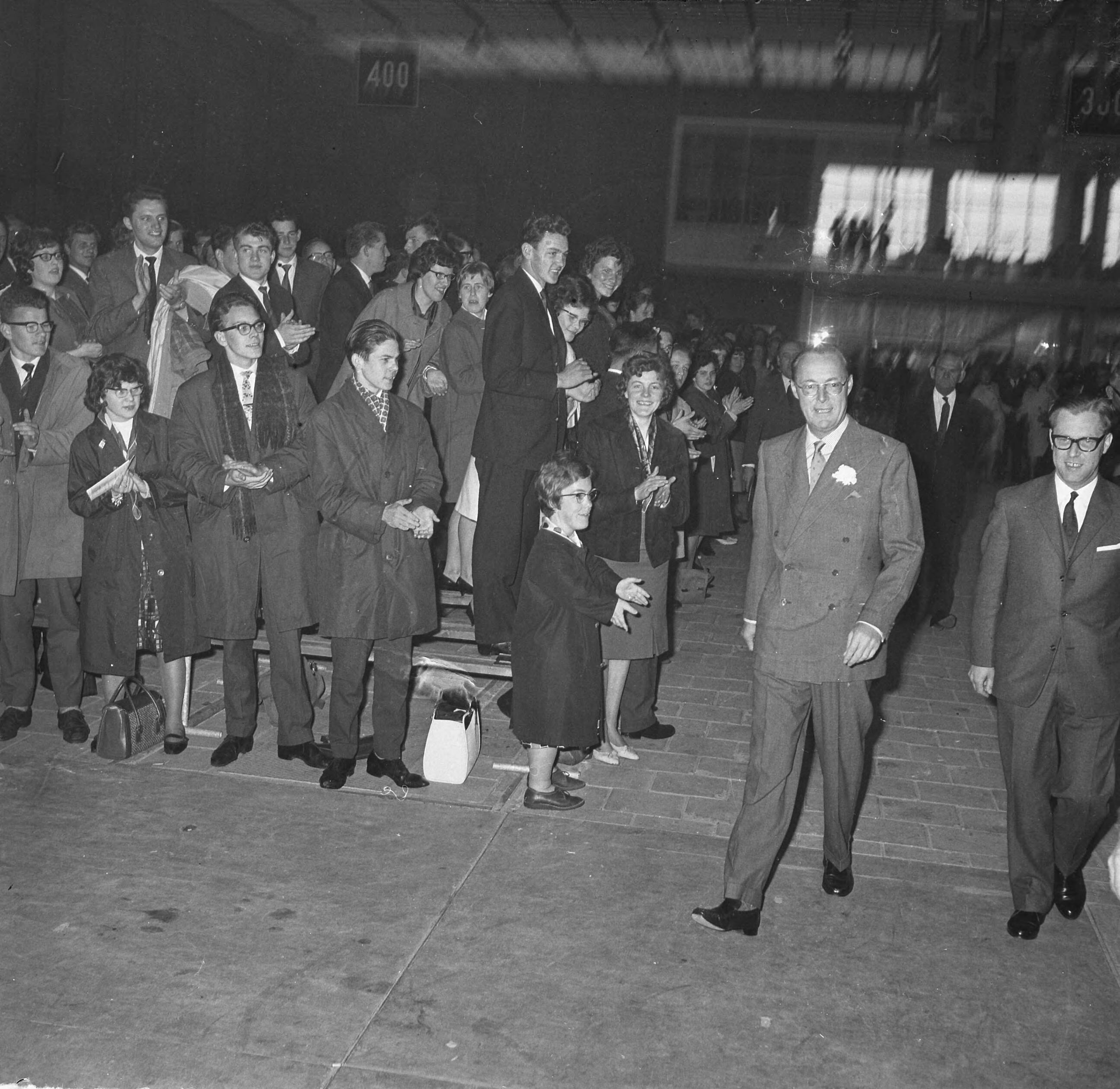 Fotocollectie Anefo — Prins Bernhard bezocht viering 75-jarig bestaan van het Gereformeerd Jongerenverbond te Utrecht. Aankomst van prins Bernhard — Foto: Nijs, Jac. de / Anefo. Licentie: Set B: Rechtenvrij / Publiek Domein. Bron: Nationaal Archief. http://hdl.handle.net/10648/aa37ec38-d0b4-102d-bcf8-003048976d84