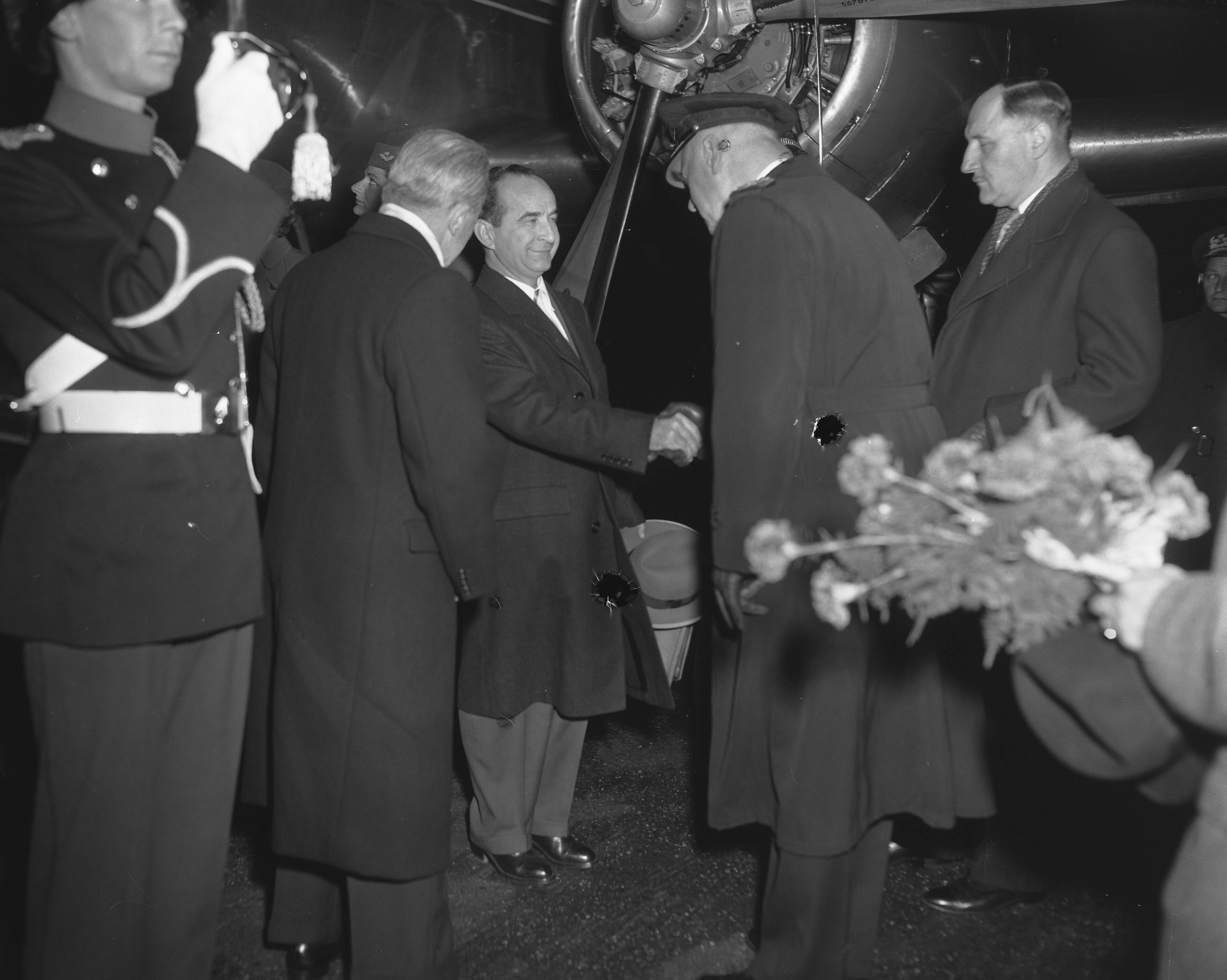 Fotocollectie Anefo — Aankomst van de president van Costa Rica, José Figueres Ferrer, op Schiphol. Hij wordt namens de koninigin begroet door vice-admiraal b.d. N.A. Rost van Tonningen. Rechts minister Luns — Foto: Pot, Harry / Anefo. Licentie: Set B: Rechtenvrij / Publiek Domein. Bron: Nationaal Archief. http://hdl.handle.net/10648/a9502862-d0b4-102d-bcf8-003048976d84