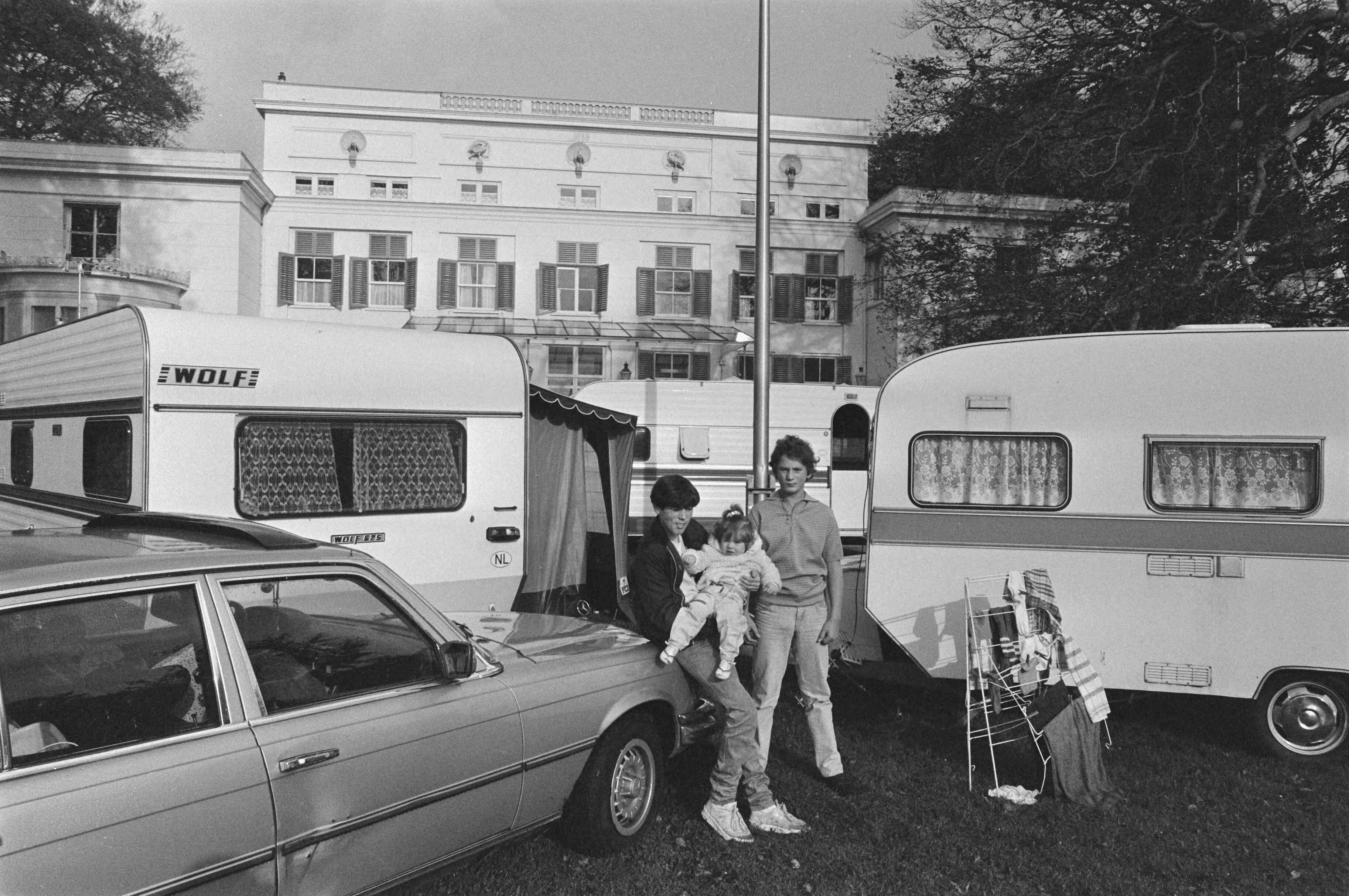 Fotocollectie Anefo — Woonwagens voor raadhuis Wassenaar — Foto: Croes, Rob C. / Anefo. Licentie: Set B: Rechtenvrij / Publiek Domein. Bron: Nationaal Archief. http://hdl.handle.net/10648/ad3dab02-d0b4-102d-bcf8-003048976d84