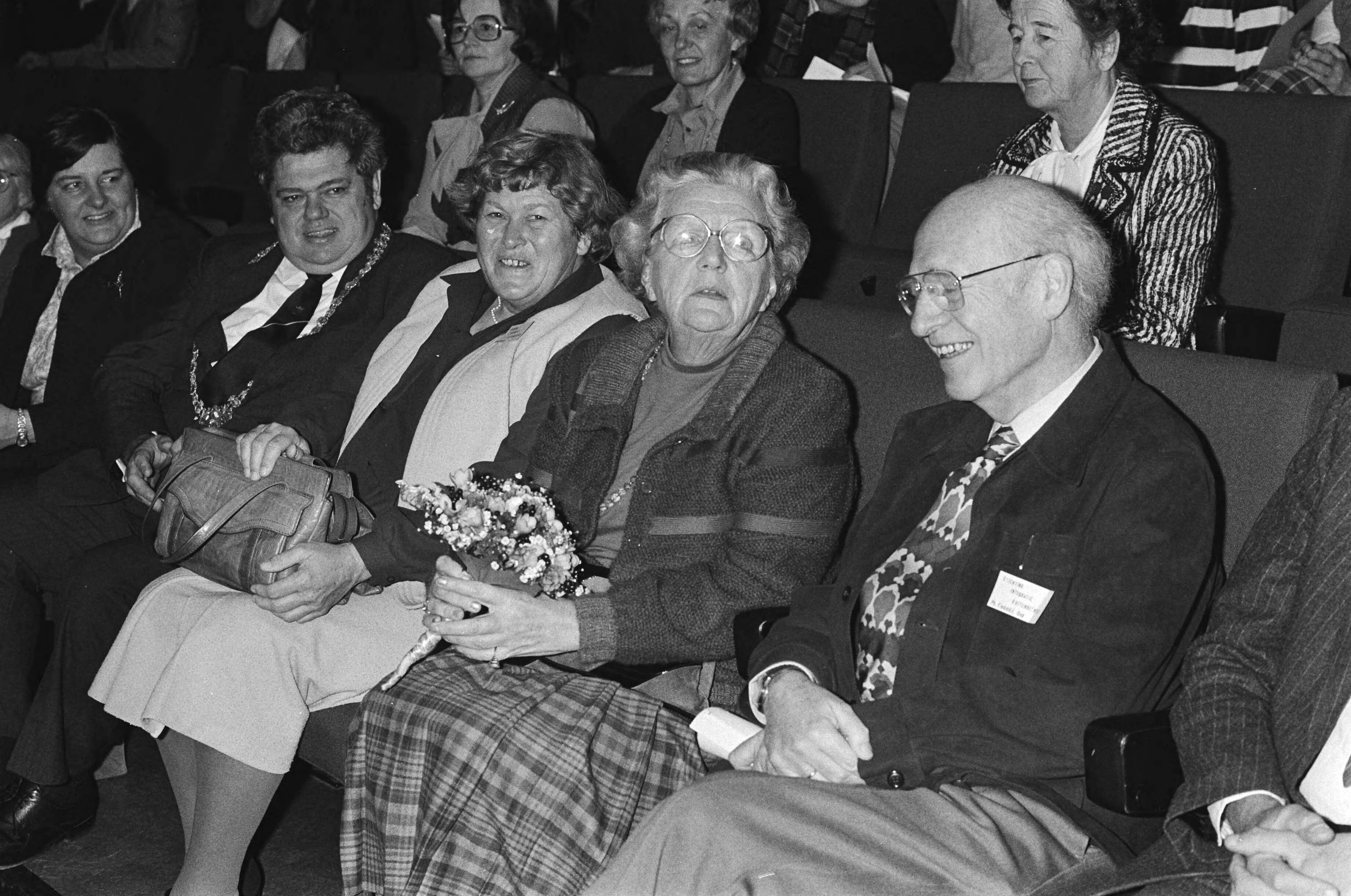 Fotocollectie Anefo — Prinses Juliana woontbijeenkomst bij van de Stichting Integratie Buitenbeentjes in Utrecht. V.l.n.r. burgemeester H.J.L. Vonhoff, mevr. Baan, prinses Juliana en de arts Fiedeldij Dop — Foto: Croes, Rob C. / Anefo. Licentie: Set B: Rechtenvrij / Publiek Domein. Bron: Nationaal Archief. http://hdl.handle.net/10648/acec9974-d0b4-102d-bcf8-003048976d84