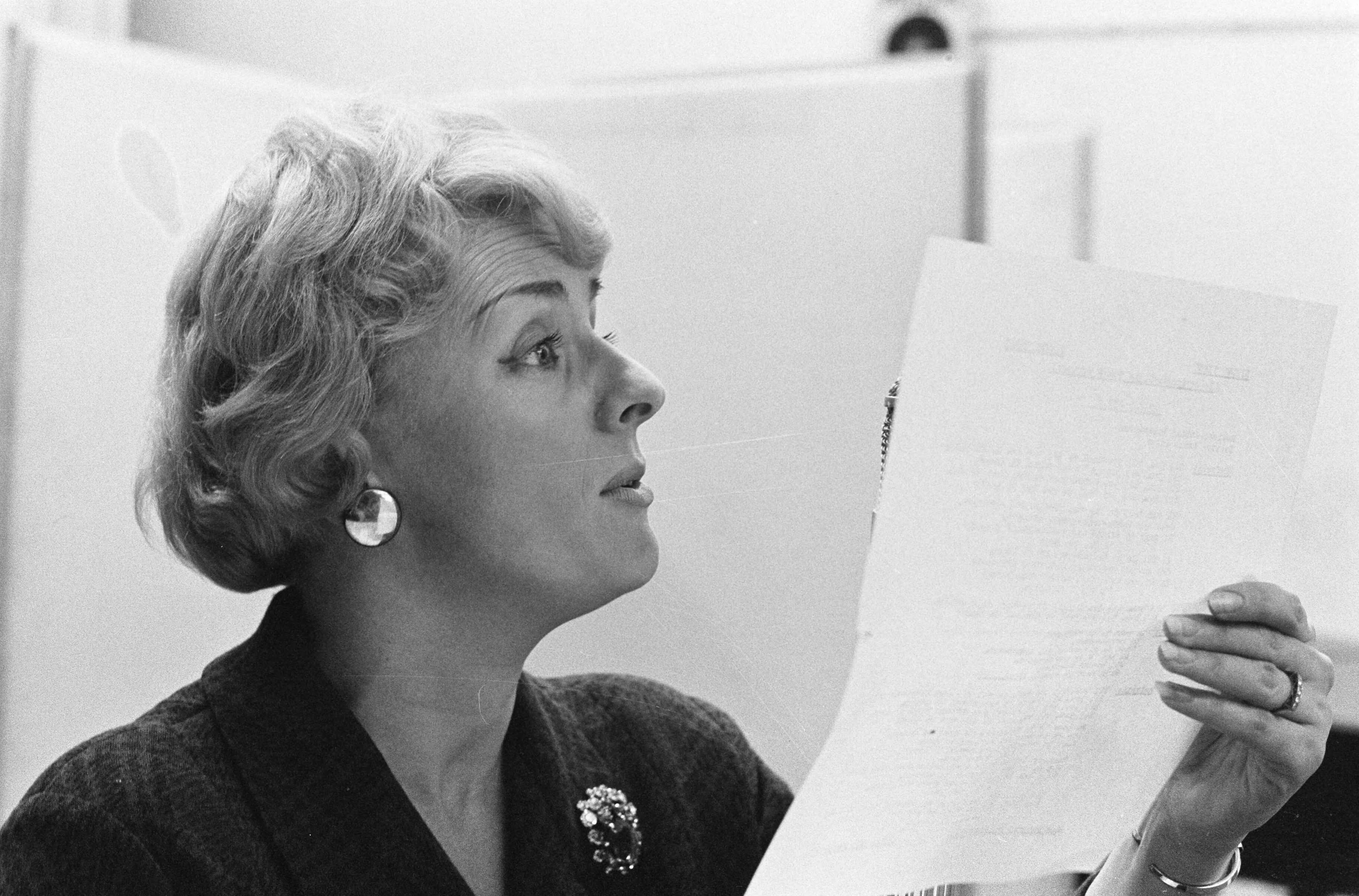 Fotocollectie Anefo — Annie Palmen heeft in de Phonogramstudio te Hilversum het uitgekozen Eurovisie Songfestivalliedje opgenomen — Foto: Gelderen, Hugo van / Anefo. Licentie: Set B: Rechtenvrij / Publiek Domein. Bron: Nationaal Archief. http://hdl.handle.net/10648/aa28a174-d0b4-102d-bcf8-003048976d84