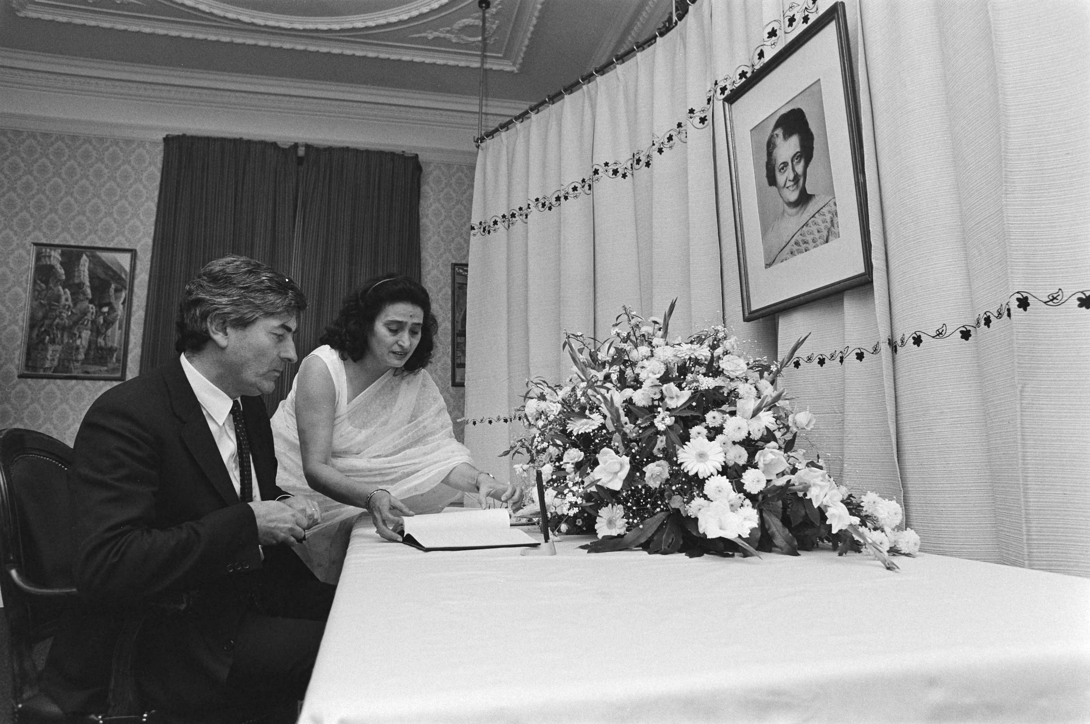 Fotocollectie Anefo — Premier Lubbers tekent condoleanceregister voor overleden premier Indira Gandhi in ambassade van India in Den Haag — Foto: Bogaerts, Rob / Anefo. Licentie: Set B: Rechtenvrij / Publiek Domein. Bron: Nationaal Archief. http://hdl.handle.net/10648/ad3f42f0-d0b4-102d-bcf8-003048976d84