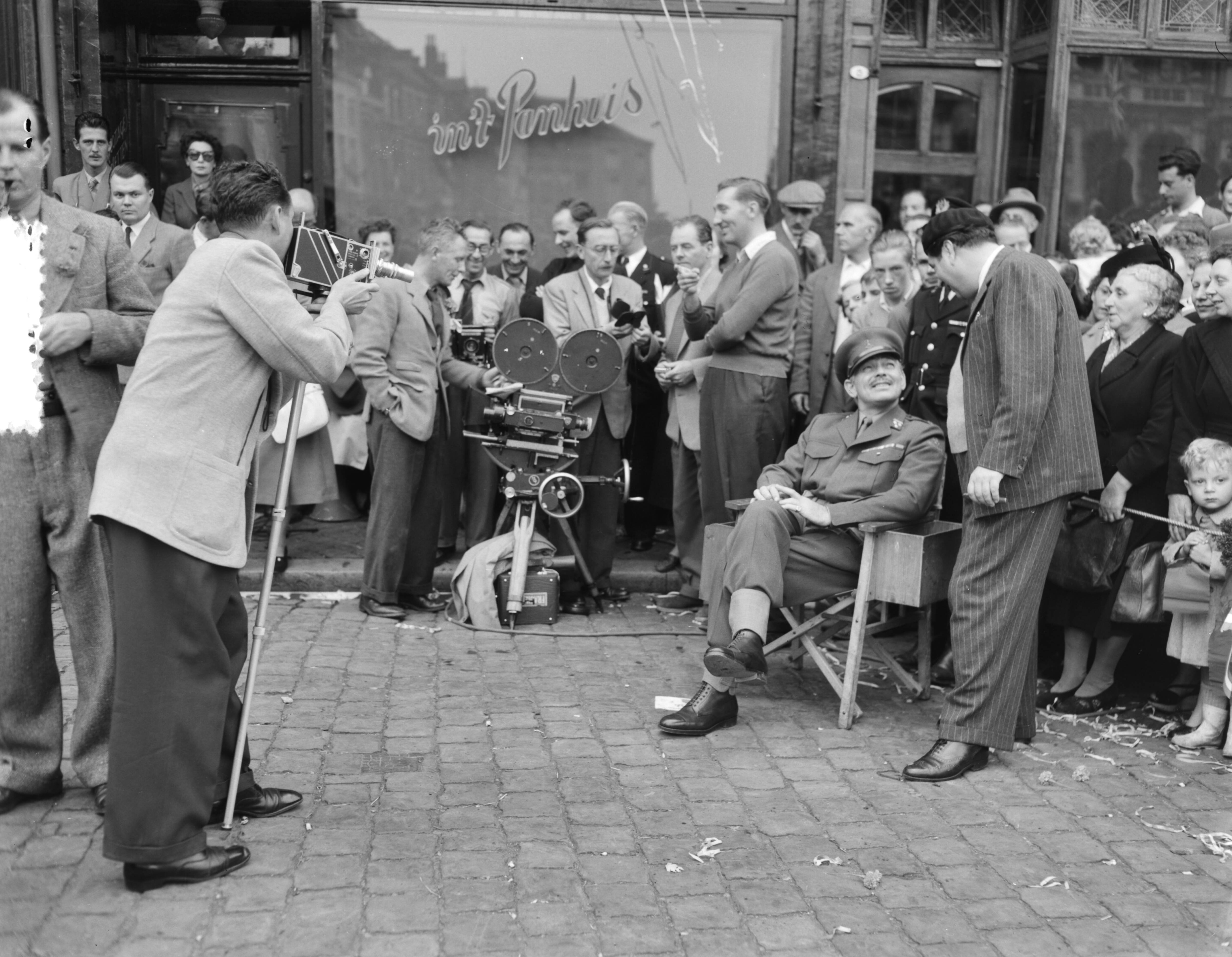 Fotocollectie Anefo — Maastricht. Opnames voor de film "Betrayed" (werktitel: "The true and the brave", met in de hoofdrollen: Clark Gable, Lana Turner en Victor Mature). Clark Gable op de set in gesprek met regisseur Gottfried Reinhardt — Foto: Noske, J.D. / Anefo. Licentie: Set B: Rechtenvrij / Publiek Domein. Bron: Nationaal Archief. http://hdl.handle.net/10648/a91419d0-d0b4-102d-bcf8-003048976d84