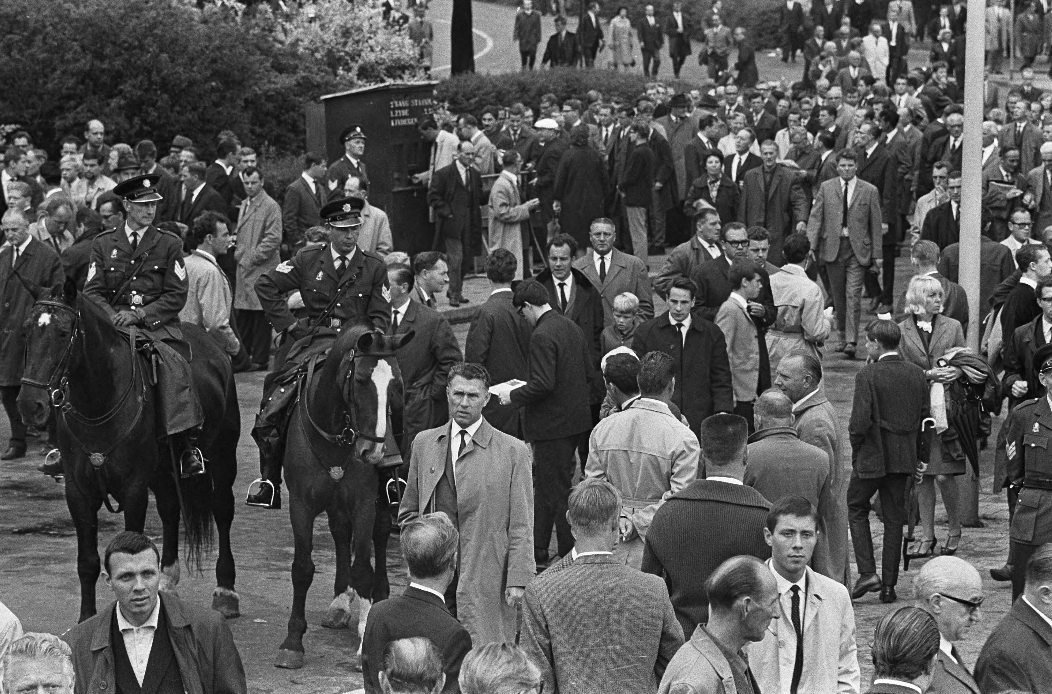 Fotocollectie Anefo — Voetbal. ADO tegen Sparta 2-2, publiek en bereden politie voor het stadion — Foto: Kroon, Ron / Anefo. Licentie: Set B: Rechtenvrij / Publiek Domein. Bron: Nationaal Archief. http://hdl.handle.net/10648/aabc3ce0-d0b4-102d-bcf8-003048976d84