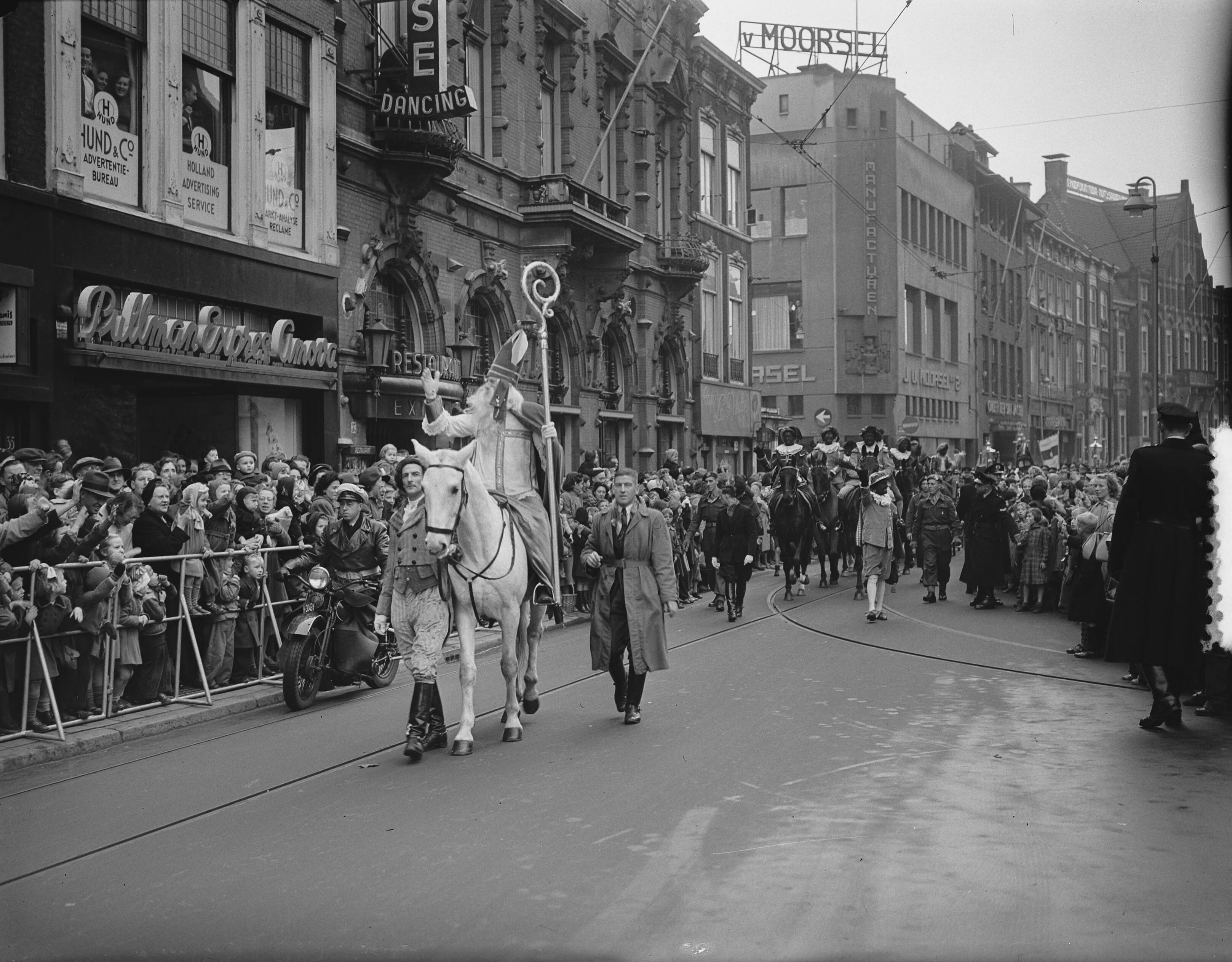 Intocht Sint-Nicolaas te Den Haag (1951) — Intocht Sint Nicolaas te Den Haag — Foto: Bilsen, Joop van / Anefo. Licentie: Set B: Rechtenvrij / Publiek Domein. Bron: Nationaal Archief. http://hdl.handle.net/10648/a8f2244c-d0b4-102d-bcf8-003048976d84