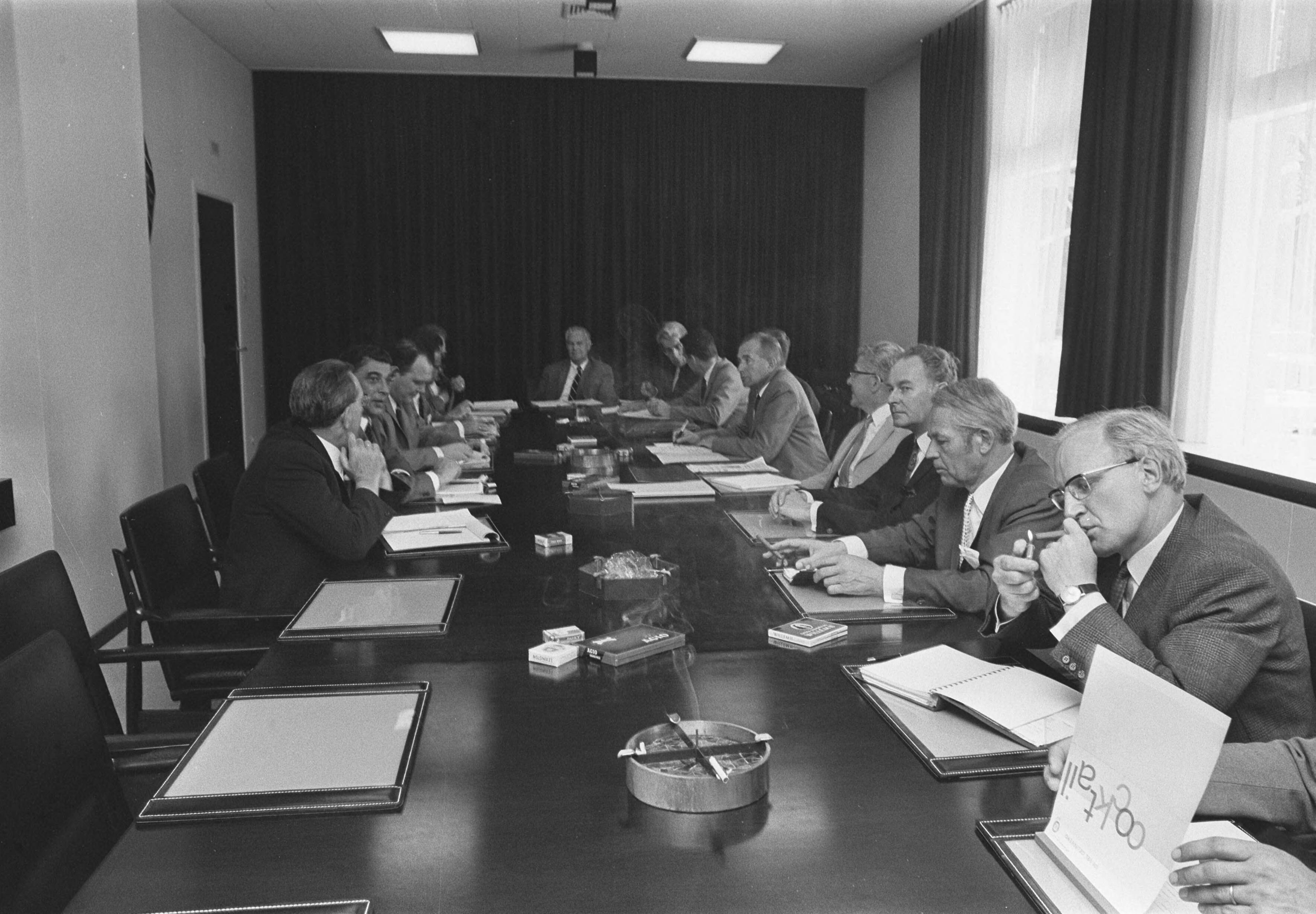 Fotocollectie Anefo — Tiende zitting van Adviesraad voor Culturele Samenwerking tussen drie landen van het Koninkrijk op Binnenhof, Den Haag ; overzicht — Foto: Mieremet, Rob / Anefo. Licentie: Set B: Rechtenvrij / Publiek Domein. Bron: Nationaal Archief. http://hdl.handle.net/10648/ab993c58-d0b4-102d-bcf8-003048976d84