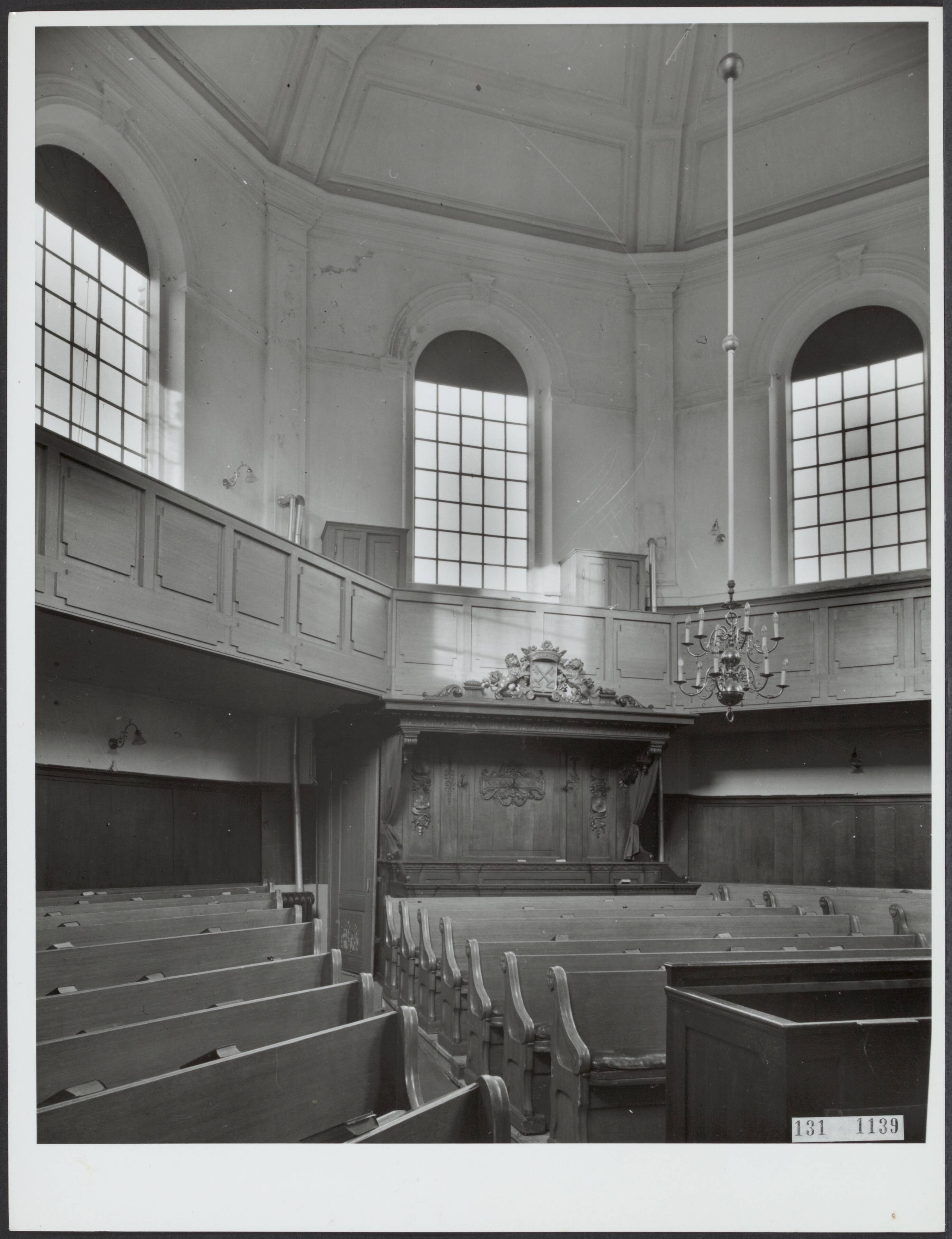 Fotocollectie Rijksvoorlichtingsdienst Eigen — Leidschendam. Interieur Ned. herv. kerk met herenbank en gaanderij — Foto: Rijksdienst voor de Monumentenzorg. Licentie: Set B: Rechtenvrij / Publiek Domein. Bron: Nationaal Archief. http://hdl.handle.net/10648/af518e54-d0b4-102d-bcf8-003048976d84