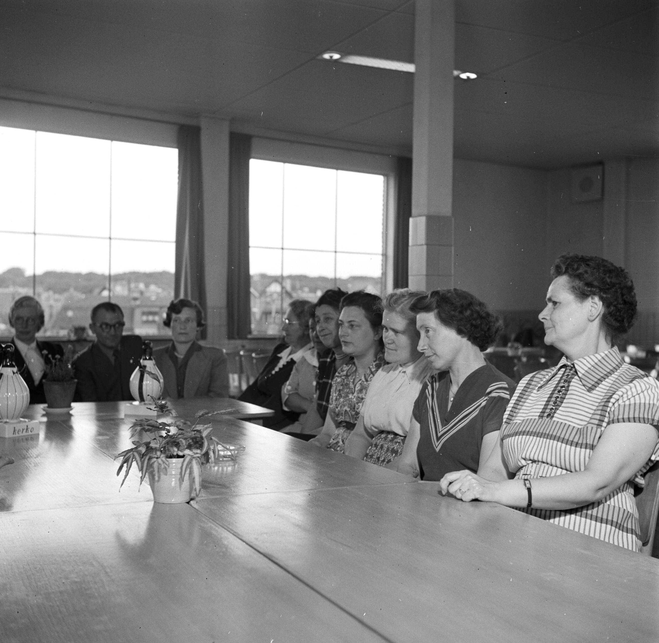 Reportage Kerko Haarlem — Bespreking met het personeel (de Pinguin-club) bij overhemdenbedrijf Kerko — Foto: Poll, Willem van de. Licentie: Set B: Rechtenvrij / Publiek Domein. Bron: Nationaal Archief. http://hdl.handle.net/10648/aecbddcc-d0b4-102d-bcf8-003048976d84