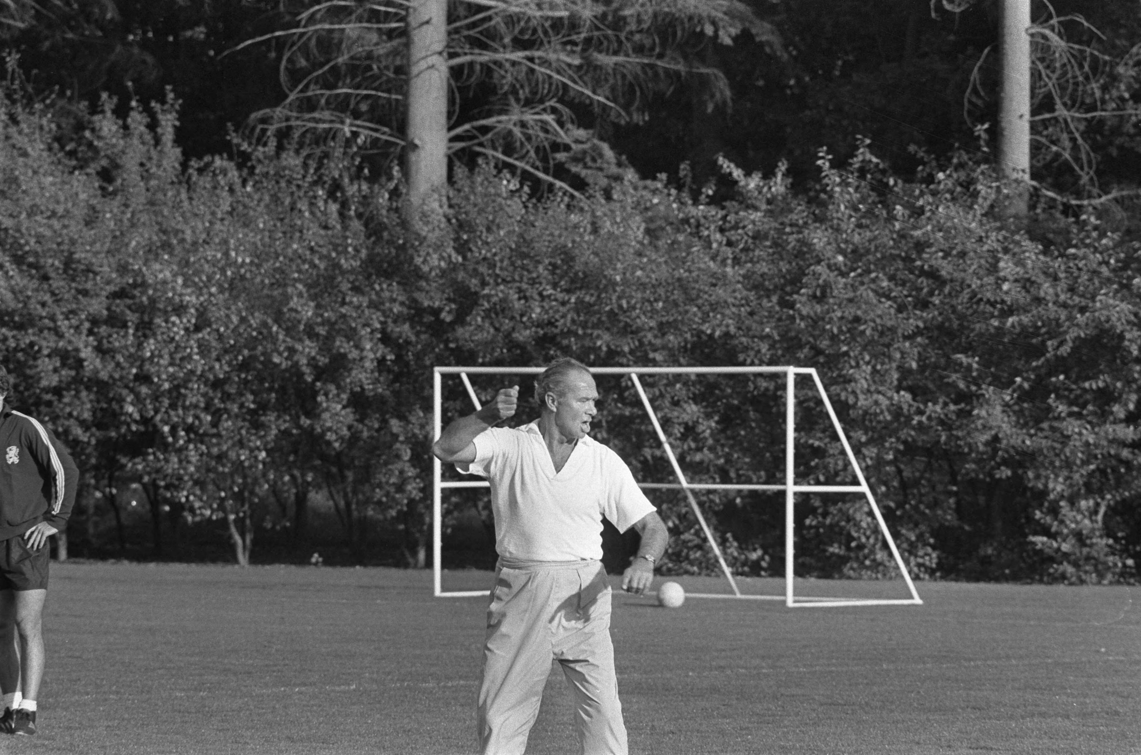 Fotocollectie Anefo — Nederlands elftal traint voor wedstrijd tegen DDR te Zeist — Foto: Evers, Joost / Anefo. Licentie: Set B: Rechtenvrij / Publiek Domein. Bron: Nationaal Archief. http://hdl.handle.net/10648/abd1e0e4-d0b4-102d-bcf8-003048976d84