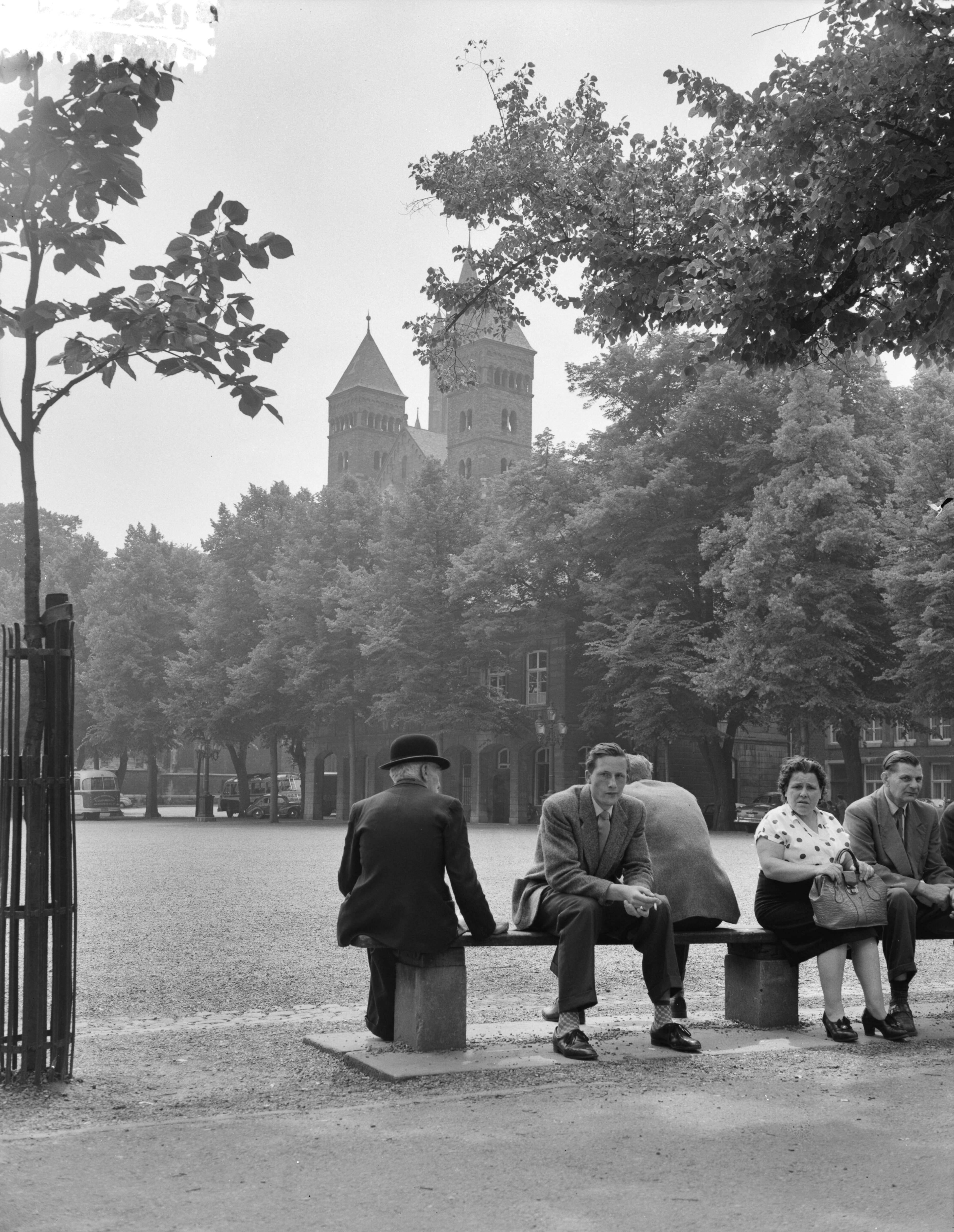 Fotocollectie Anefo — Stadsgezichten Maastricht. Vrijthof — Foto: Pot, Harry / Anefo. Licentie: Set B: Rechtenvrij / Publiek Domein. Bron: Nationaal Archief. http://hdl.handle.net/10648/a9371ba6-d0b4-102d-bcf8-003048976d84