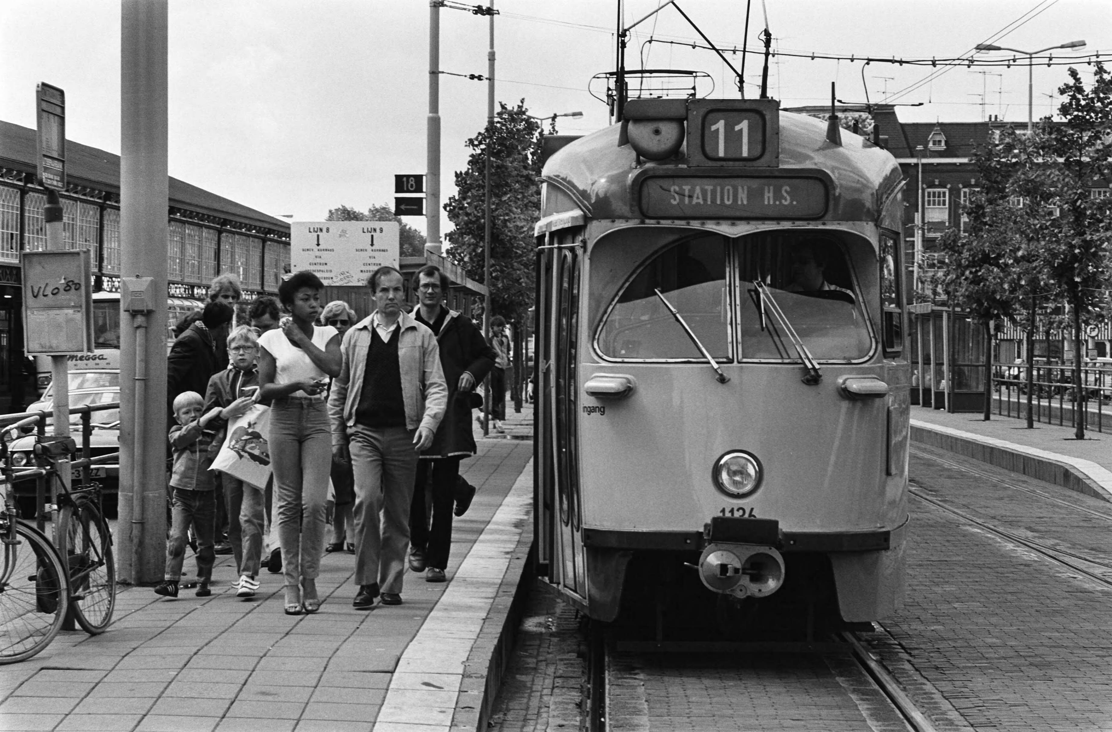 Fotocollectie Anefo — Personeel van HTM in Den Haag heeft staking beeindigd; drukte bij de trams die weer normaal in Den Haag reden — Foto: Antonisse, Marcel / Anefo. Licentie: Set B: Rechtenvrij / Publiek Domein. Bron: Nationaal Archief. http://hdl.handle.net/10648/acfcd474-d0b4-102d-bcf8-003048976d84