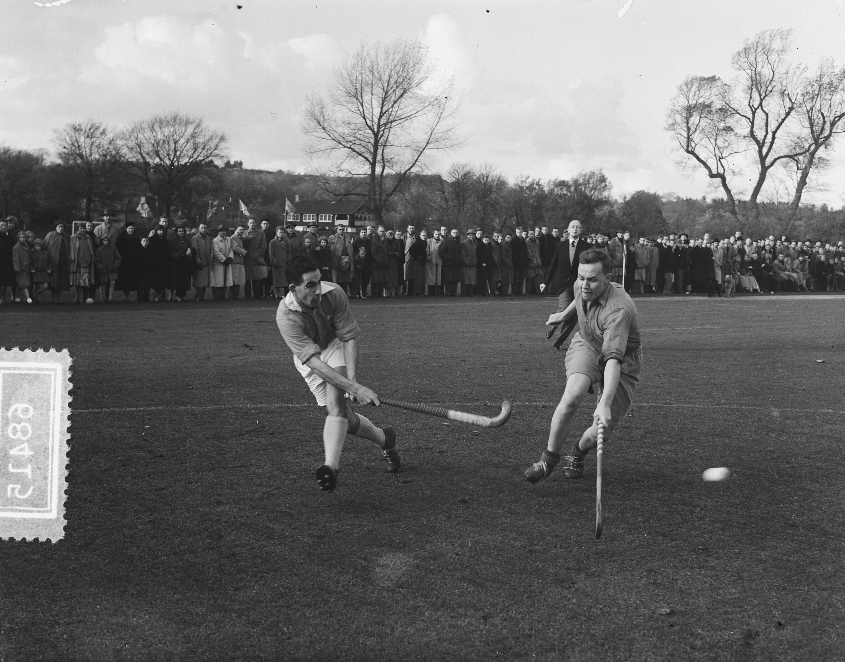 Fotocollectie Anefo — Hockey. BMHC tegen HHYC 2-1. Spelmoment — Foto: Duinen, H. van / Anefo. Licentie: Set B: Rechtenvrij / Publiek Domein. Bron: Nationaal Archief. http://hdl.handle.net/10648/a92ce136-d0b4-102d-bcf8-003048976d84