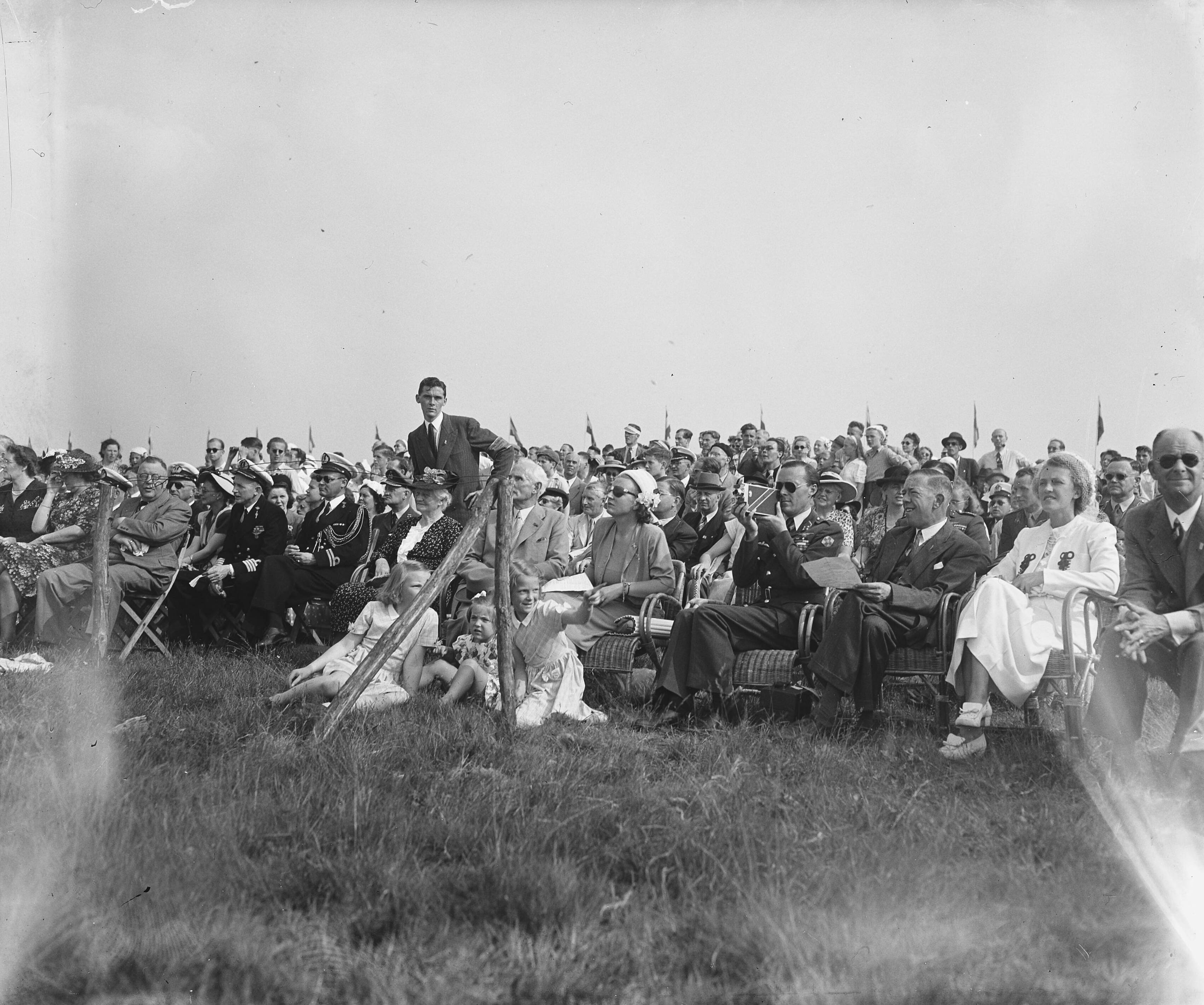 Fotocollectie Anefo — Vliegfeest Soesterberg. Prinselijke familie — Foto: Noske, J.D. / Anefo. Licentie: Set B: Rechtenvrij / Publiek Domein. Bron: Nationaal Archief. http://hdl.handle.net/10648/a8b80a96-d0b4-102d-bcf8-003048976d84