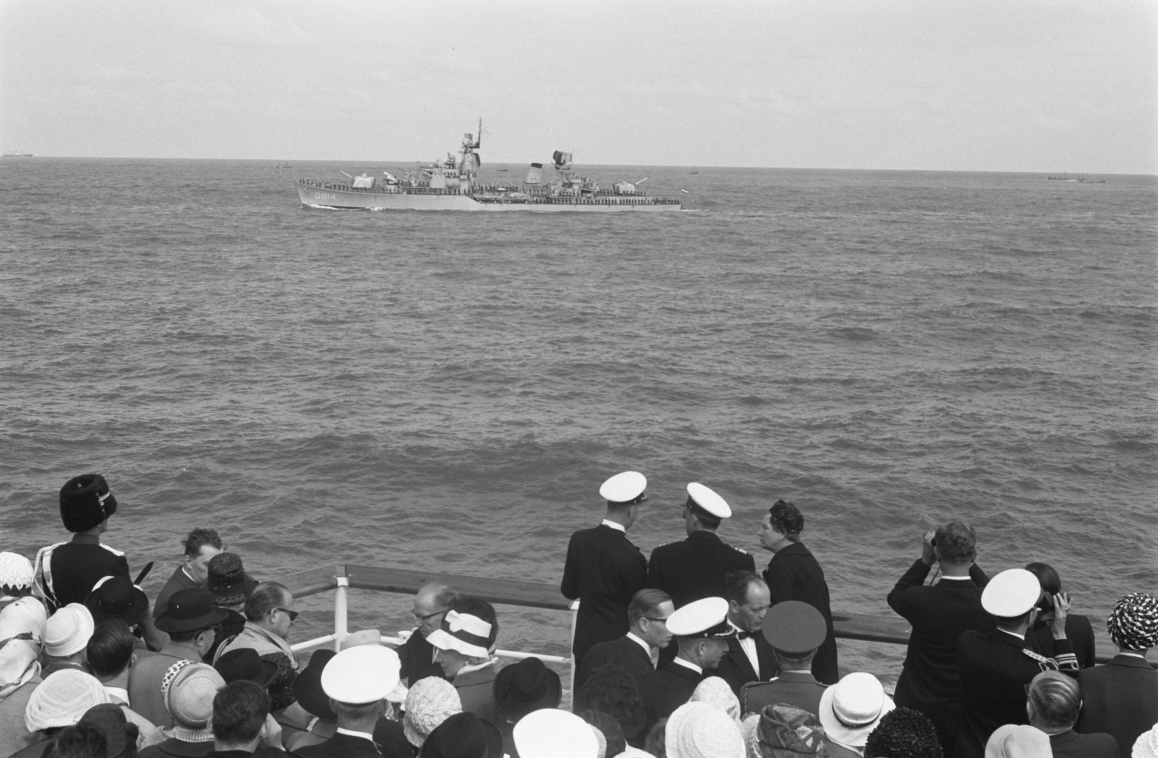 Fotocollectie Anefo — Vlootschouw bij de Scheveningse Pier. Koningin en prins op de Pier. Voorbijvaren van Hr. Ms. onderzeebootjager "Limburg" (D814) — Foto: Pot, Harry / Anefo. Licentie: Set B: Rechtenvrij / Publiek Domein. Bron: Nationaal Archief. http://hdl.handle.net/10648/a9db9af0-d0b4-102d-bcf8-003048976d84