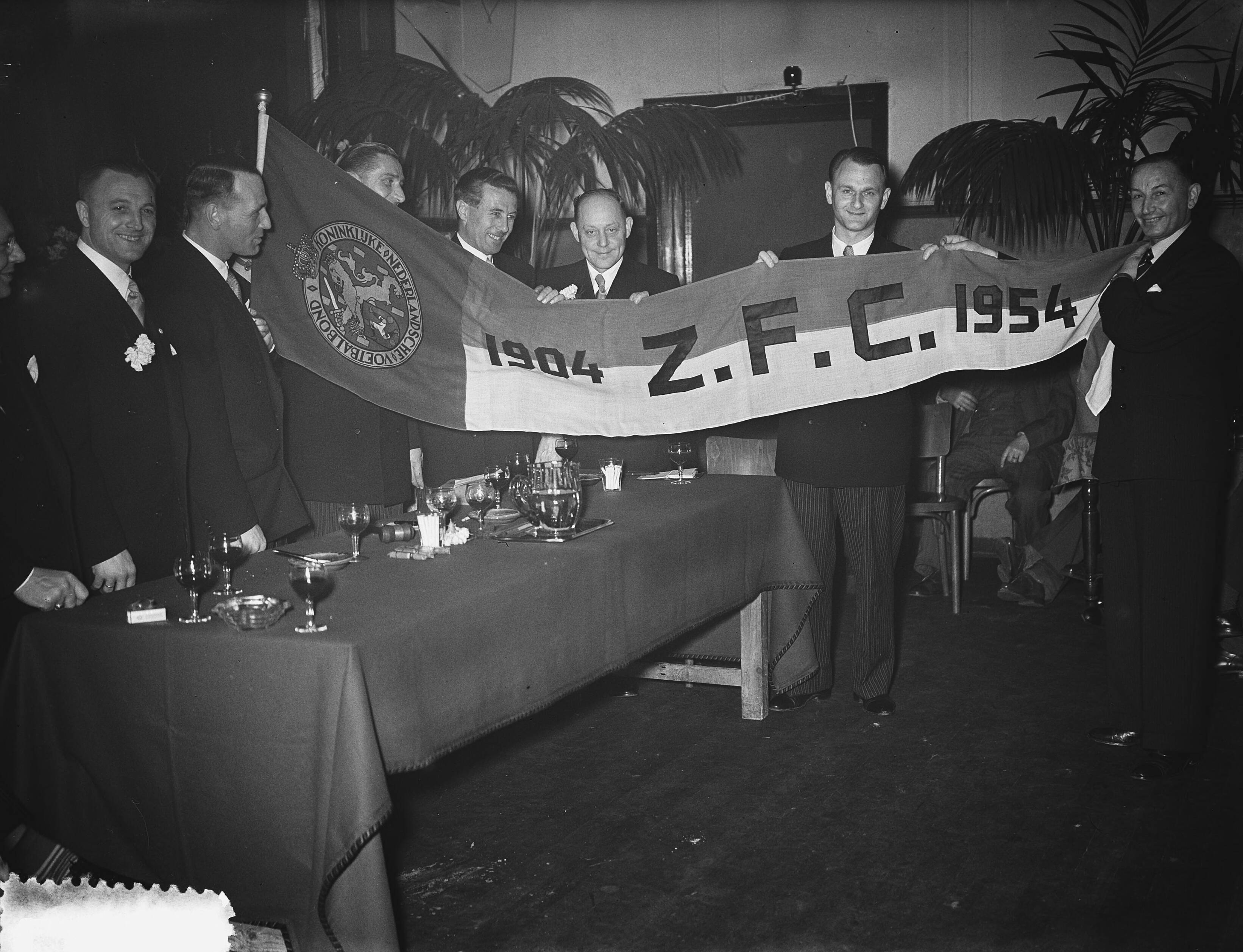 50-jarig jubileum van voetbalvereniging ZFC — Foto: Bilsen, Joop van / Anefo. — Licentie: Set B: Rechtenvrij / Publiek Domein. Bron: Nationaal Archief. http://hdl.handle.net/10648/a91f7eb0-d0b4-102d-bcf8-003048976d84