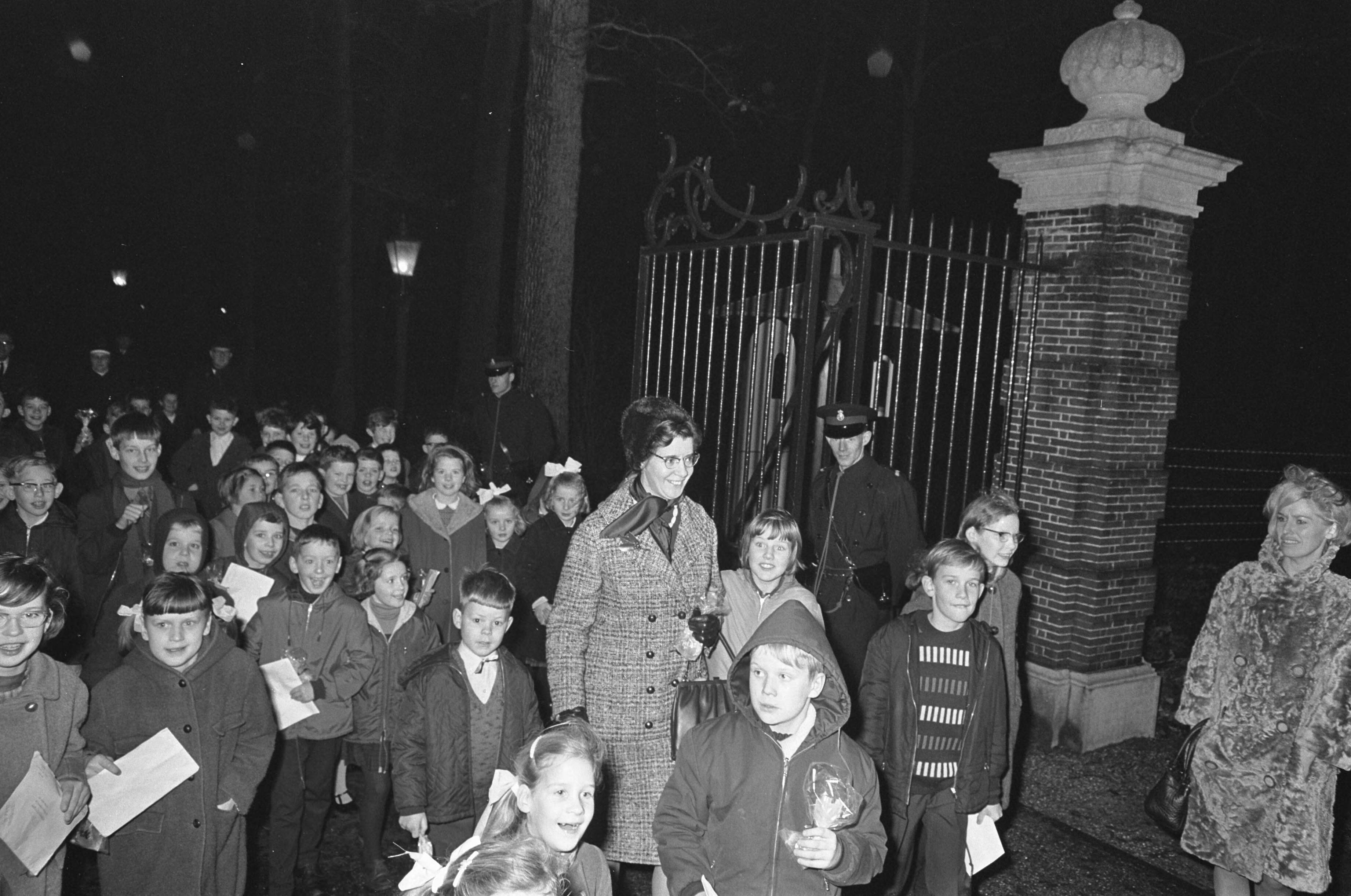 Fotocollectie Anefo — Kerstfeest op Drakesteyn. Kinderen uit de Lage Vuursche verlaten kasteel — Foto: Nijs, Jac. de / Anefo. Licentie: Set B: Rechtenvrij / Publiek Domein. Bron: Nationaal Archief. http://hdl.handle.net/10648/ab30cdb2-d0b4-102d-bcf8-003048976d84