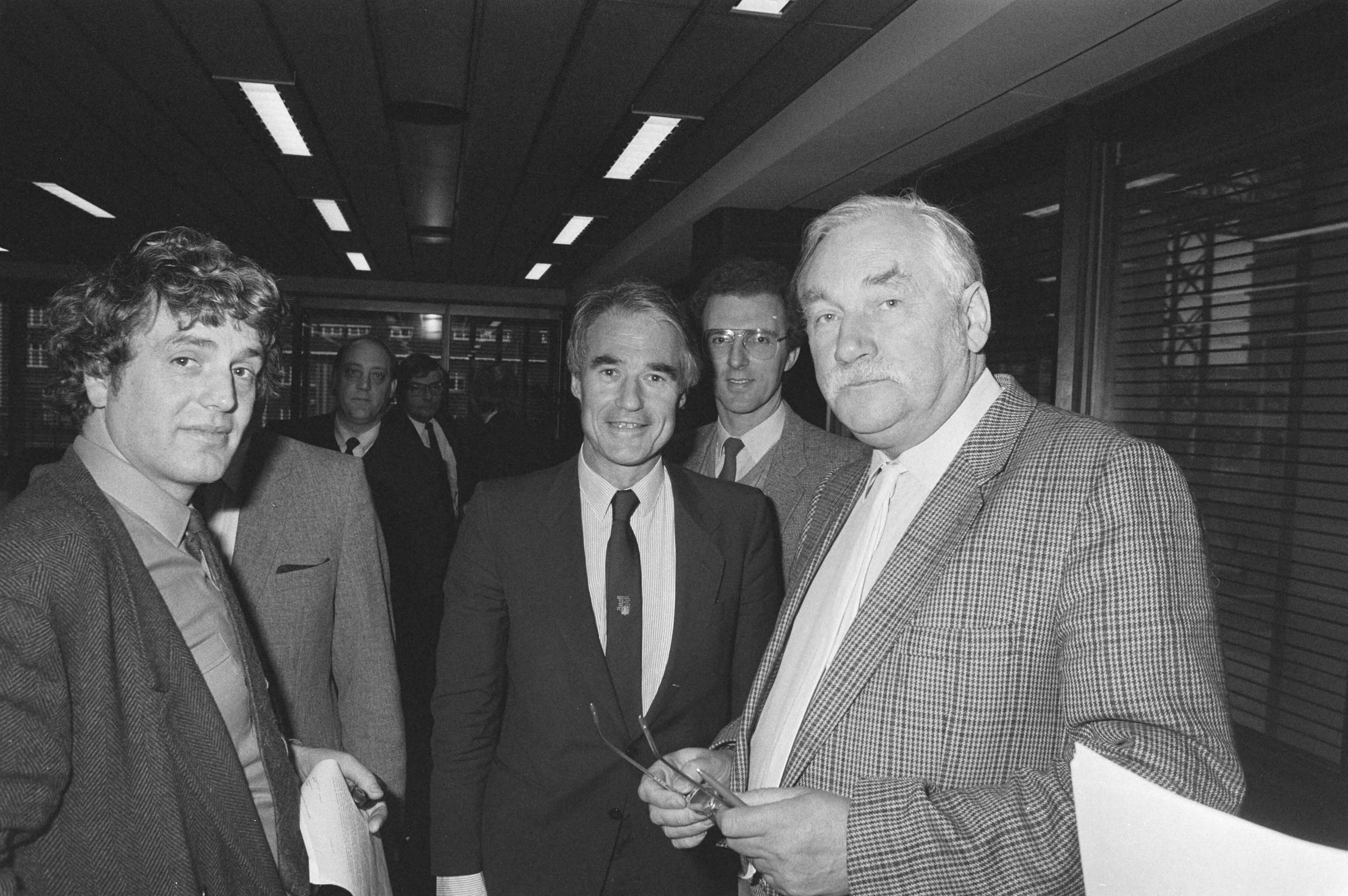 Fotocollectie Anefo — Minister de Korte (m) en ABVA/KABO voorzitter van der Scheur (r) tijdens overleg in Den Haag — Foto: Molendijk, Bart / Anefo. Licentie: Set B: Rechtenvrij / Publiek Domein. Bron: Nationaal Archief. http://hdl.handle.net/10648/ad521e52-d0b4-102d-bcf8-003048976d84