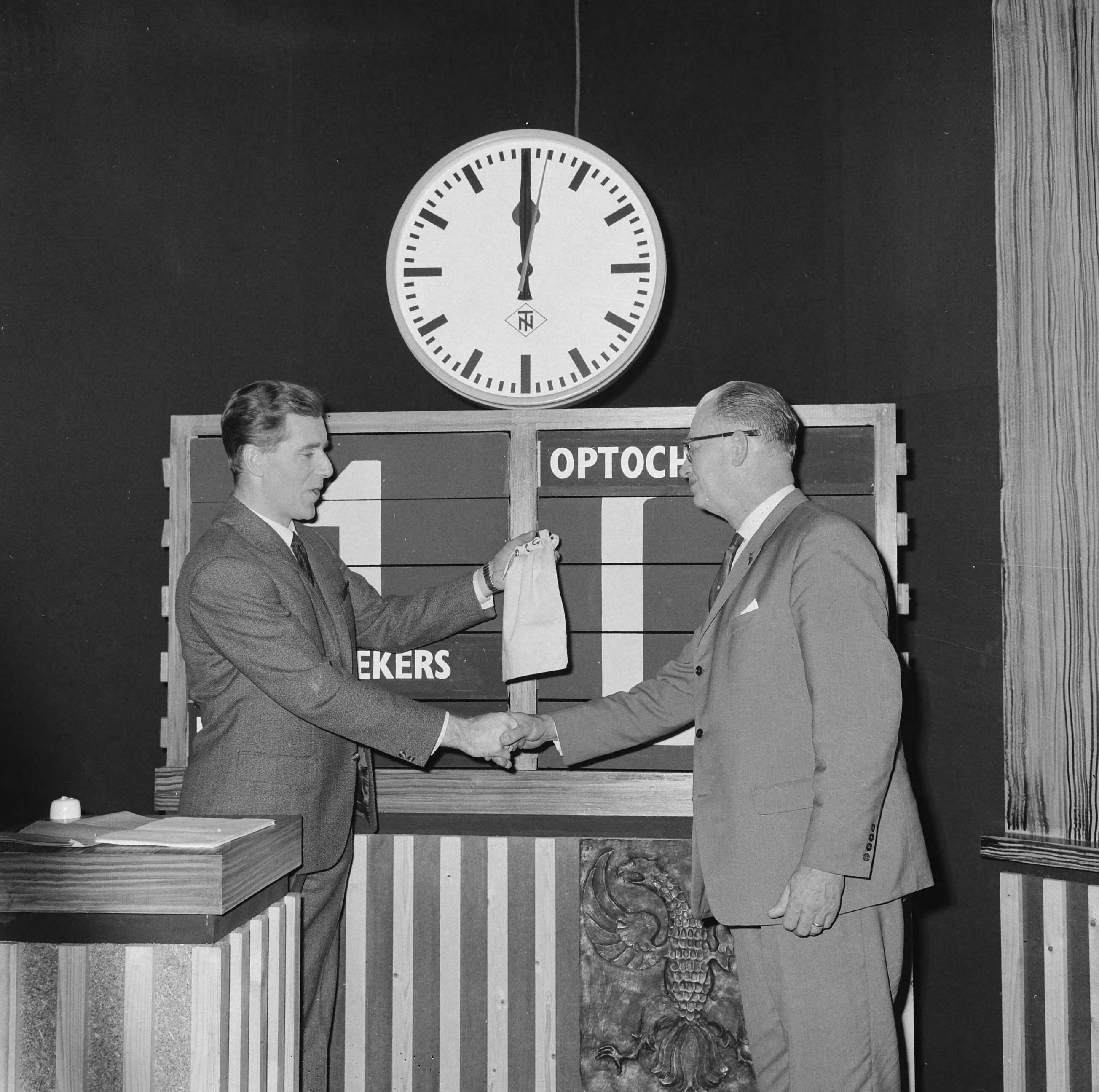 Fotocollectie Anefo — NCRV-quiz "Een tegen allen" tussen Zierikzee en Bolsward. In de studio te Bussum, ontvangt de opdrachtengever M.C. Doeleman uit Zierikzee van spelleider Dick van Ruler (l.) het geldbedrag voor zijn overwinning — Foto: Nijs, Jac. de / Anefo. Licentie: Set B: Rechtenvrij / Publiek Domein. Bron: Nationaal Archief. http://hdl.handle.net/10648/aa7f34f8-d0b4-102d-bcf8-003048976d84