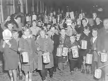 Fotocollectie Anefo — St. Maartenviering in Haarlem — Foto: Pot, Harry / Anefo. Licentie: Set B: Rechtenvrij / Publiek Domein. Bron: Nationaal Archief. http://hdl.handle.net/10648/a96e4fea-d0b4-102d-bcf8-003048976d84