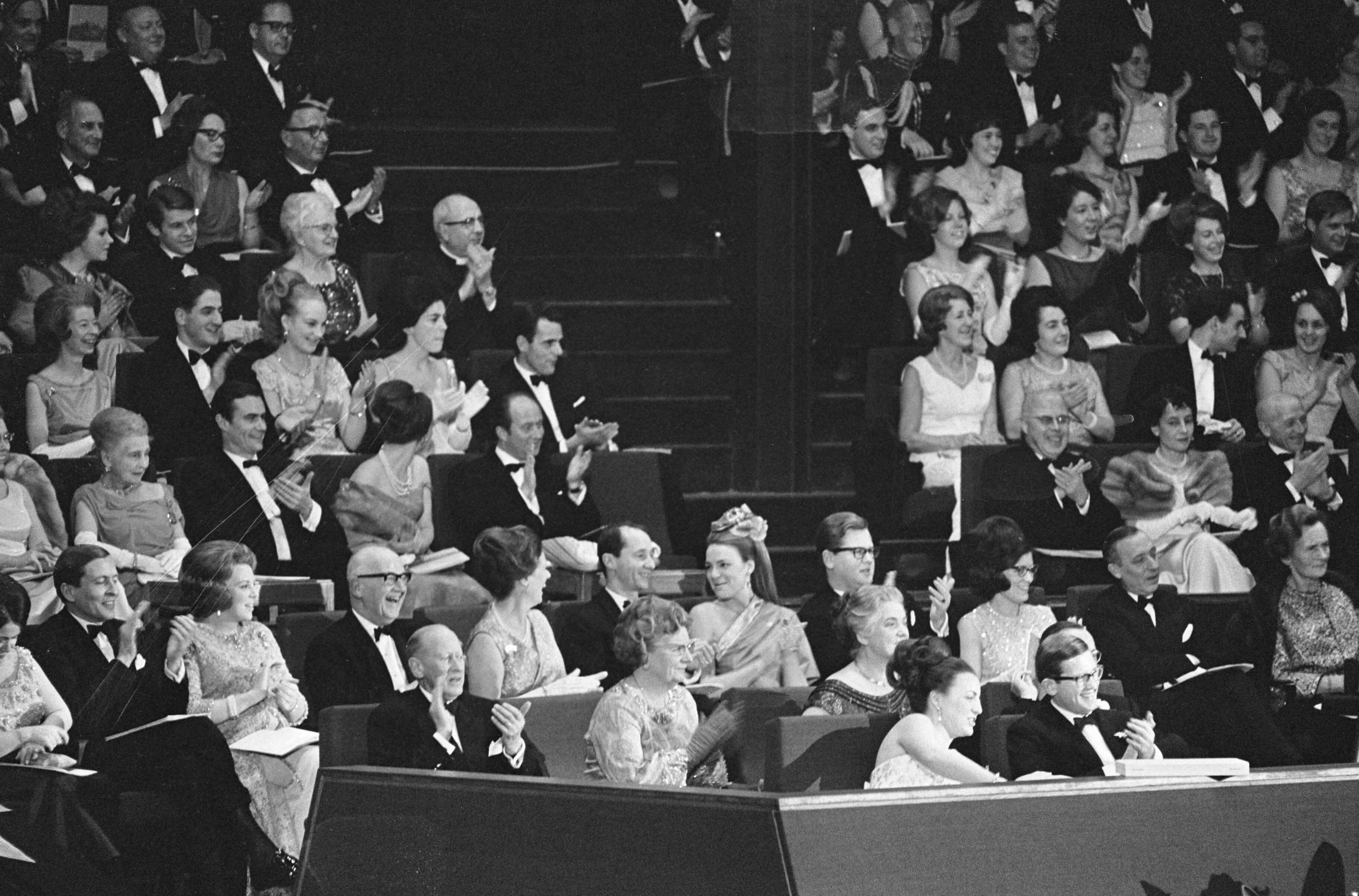 Fotocollectie Anefo — Feestelijke voorstelling in circusgebouw te Scheveningen — Foto: Kroon, Ron / Anefo. Licentie: Set B: Rechtenvrij / Publiek Domein. Bron: Nationaal Archief. http://hdl.handle.net/10648/ab0b5ca8-d0b4-102d-bcf8-003048976d84
