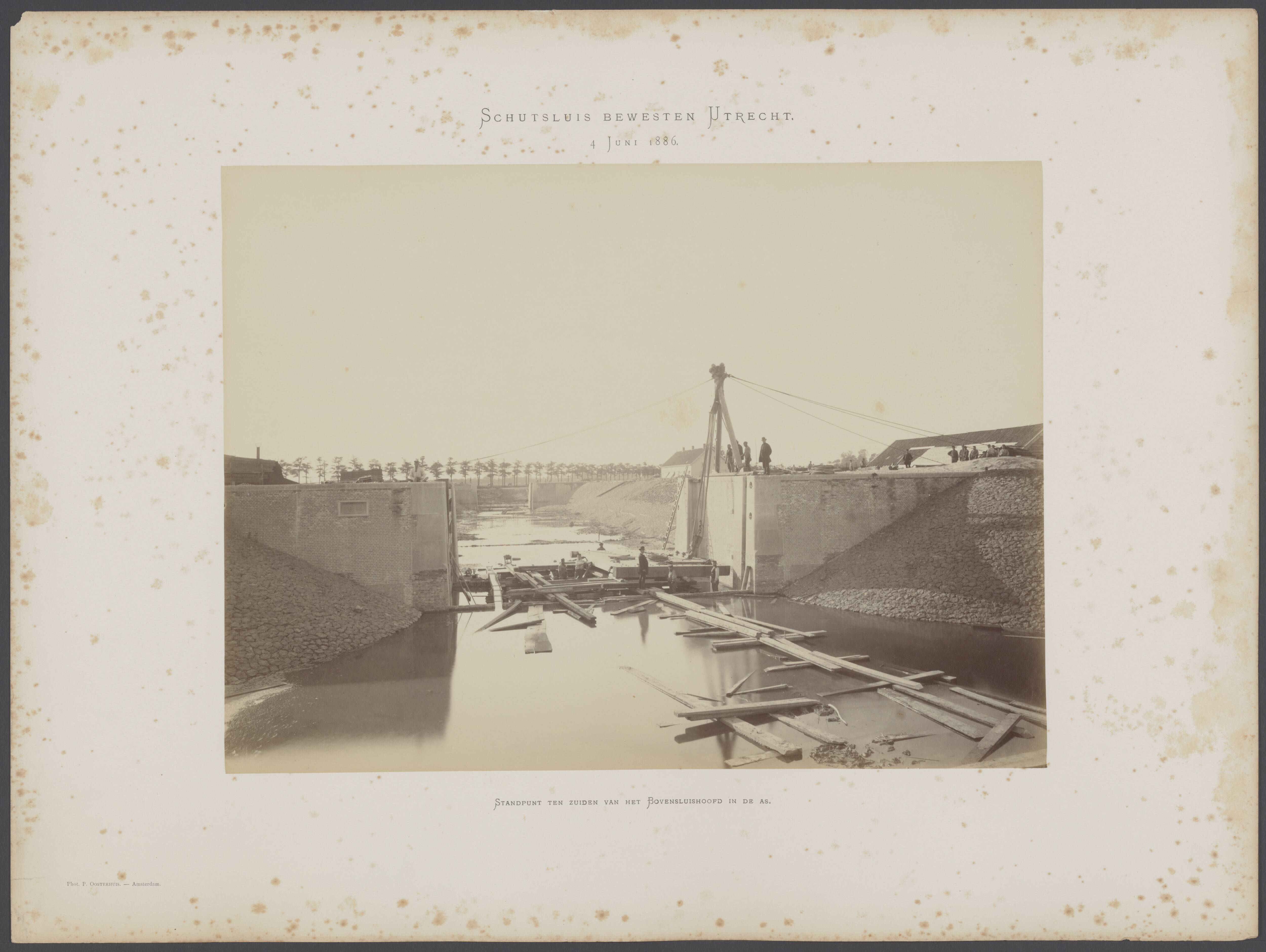 Werken Merwedekanaal — Schutsluis bewesten Utrecht. Standpunt ten zuiden van het bovensluishoofd in de as — Foto: Oosterhuis, Pieter. Licentie: Set B: Rechtenvrij / Publiek Domein. Bron: Nationaal Archief. http://hdl.handle.net/10648/cb9e7366-4587-60e6-9f17-33358c2ce8ed