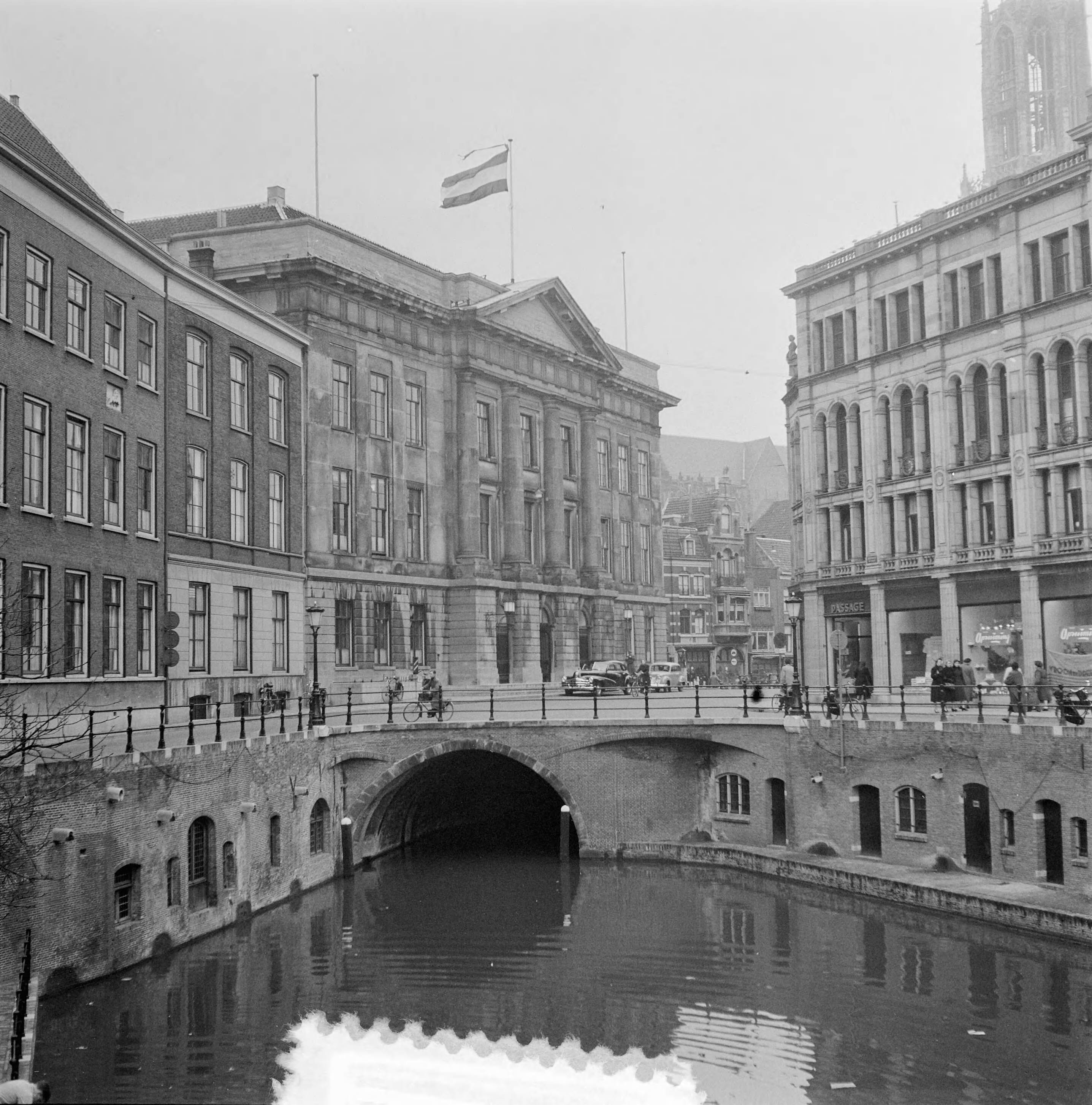Stadsgezichten Utrecht — Stadsgezichten Utrecht. Stadhuis en Stadhuisbrug — Foto: Noske, J.D. / Anefo. Licentie: Set B: Rechtenvrij / Publiek Domein. Bron: Nationaal Archief. http://hdl.handle.net/10648/a91b7f22-d0b4-102d-bcf8-003048976d84