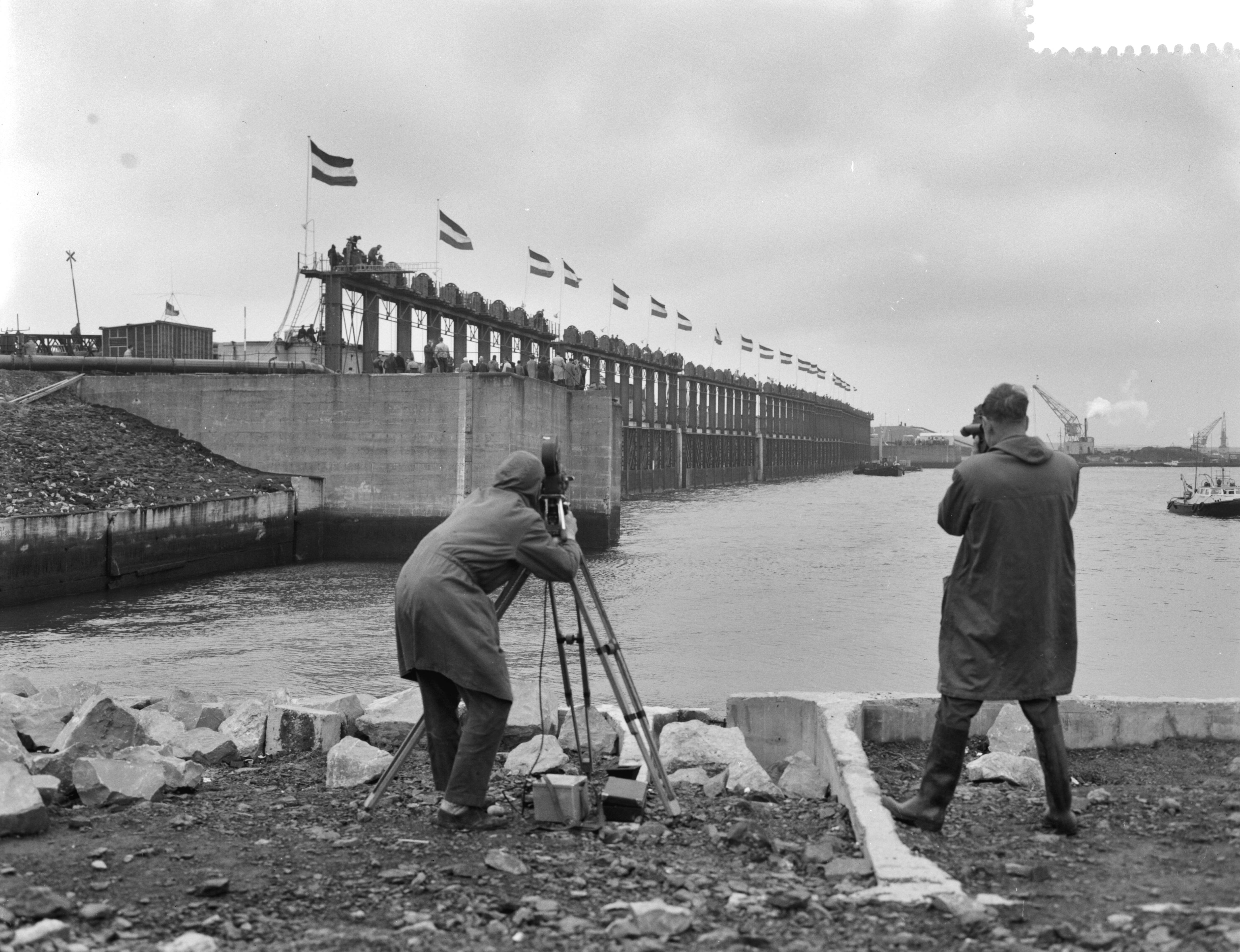 Fotocollectie Anefo — Definitieve sluiting van het Veerse Gat — Foto: Rossem, Wim van / Anefo. Licentie: Set B: Rechtenvrij / Publiek Domein. Bron: Nationaal Archief. http://hdl.handle.net/10648/a9d31952-d0b4-102d-bcf8-003048976d84