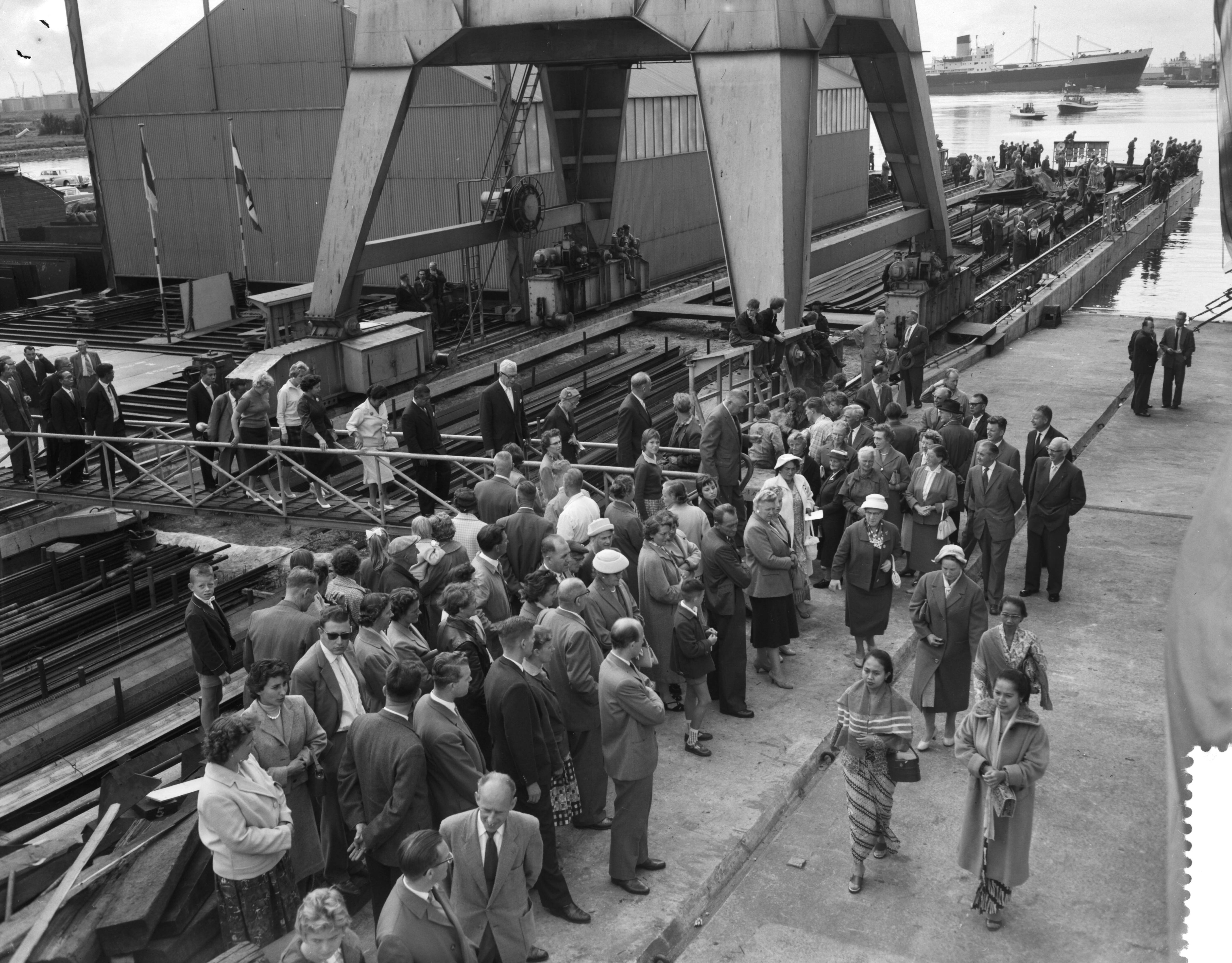Fotocollectie Anefo — Tewaterlating dubbelschroefveerschip "Krakatau" bij de Zaanlandse Scheepsbouw Mij. — Foto: Bilsen, Joop van / Anefo. Licentie: Set B: Rechtenvrij / Publiek Domein. Bron: Nationaal Archief. http://hdl.handle.net/10648/a99dc748-d0b4-102d-bcf8-003048976d84