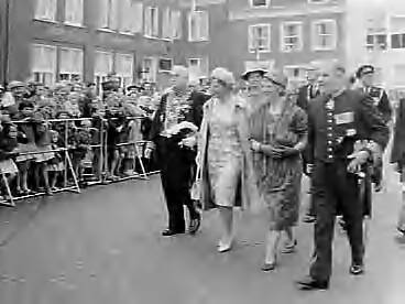 Bezoek van koningin Juliana aan Middelburg en Katseveer (1960) — Koningin Juliana bezoekt Middelburg, Koningin begeeft zich naar het nieuwe gebouw van de provinciale griffie — Foto: Rossem, Wim van / Anefo. Licentie: Set B: Rechtenvrij / Publiek Domein. Bron: Nationaal Archief. http://hdl.handle.net/10648/a9aef086-d0b4-102d-bcf8-003048976d84