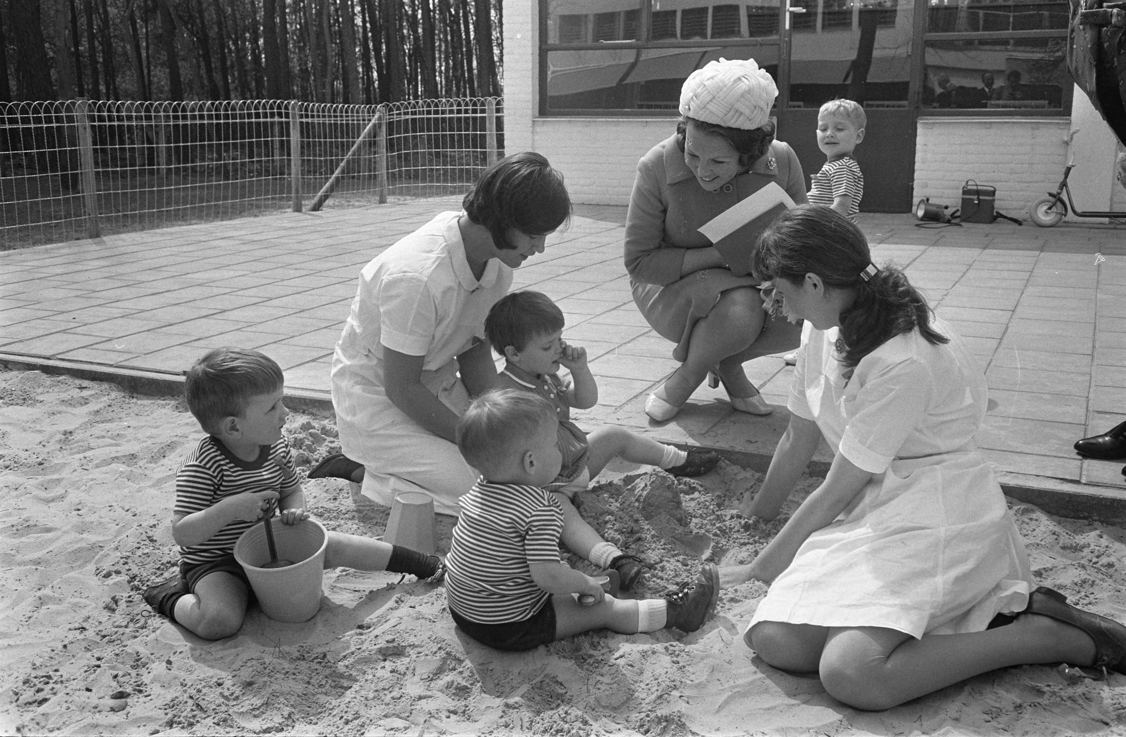 Fotocollectie Anefo — HKH Prinses Beatrix opent kleuterhuis van de Krabbenboss en geeft het de naam Prins Willem Alexander huis te Breda Prinses Beatrix bij kinderen in de zandbak / — Foto: Koch, Eric / Anefo. Licentie: Set B: Rechtenvrij / Publiek Domein. Bron: Nationaal Archief. http://hdl.handle.net/10648/ab67950e-d0b4-102d-bcf8-003048976d84