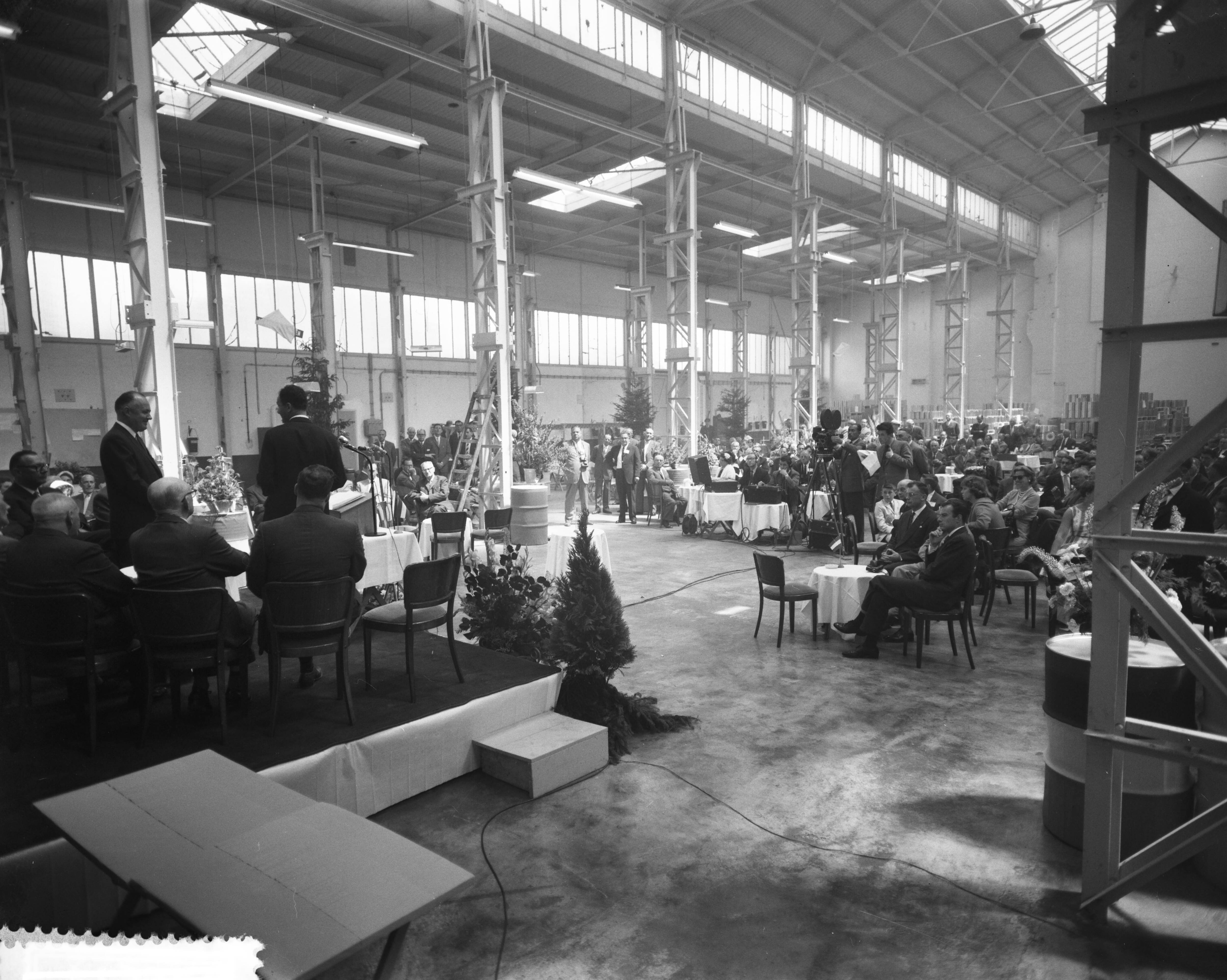 Fotocollectie Anefo — Opening fabriek Rust-Oleum te Haarlem — Foto: Behrens, Herbert F. / Anefo. Licentie: Set B: Rechtenvrij / Publiek Domein. Bron: Nationaal Archief. http://hdl.handle.net/10648/a9b223b4-d0b4-102d-bcf8-003048976d84