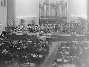 Fotocollectie Anefo — Viering Gouden Feest van de Interdiocesane Katholieke Middenstandsbond in het Concertgebouw Haarlem — Foto: Rossem, Wim van / Anefo. Licentie: Set B: Rechtenvrij / Publiek Domein. Bron: Nationaal Archief. http://hdl.handle.net/10648/a9604ea4-d0b4-102d-bcf8-003048976d84