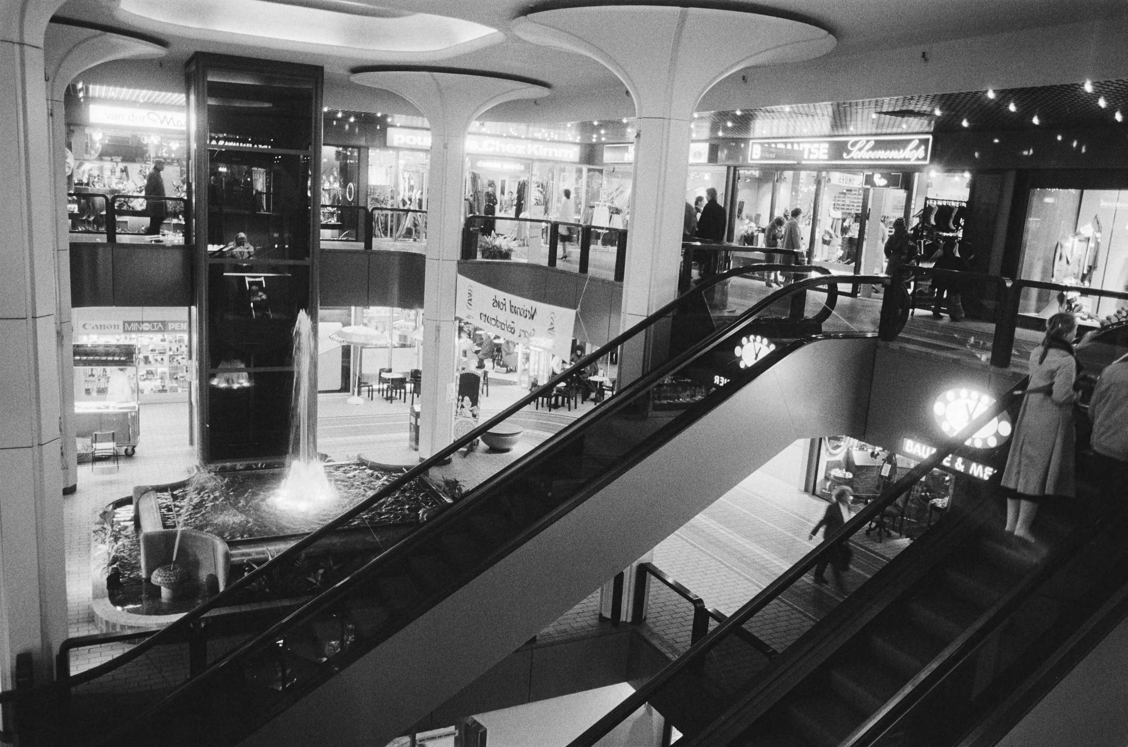 Interieur van het Babylon-complex in Den Haag — Den Haag|Zuid-Holland|kantoorgebouwen |winkelcentra |interieurs |roltrappen — Foto: Bogaerts, Rob / Anefo. Licentie: Set B: Rechtenvrij / Publiek Domein. Bron: Nationaal Archief. http://hdl.handle.net/10648/ad21ba00-d0b4-102d-bcf8-003048976d84