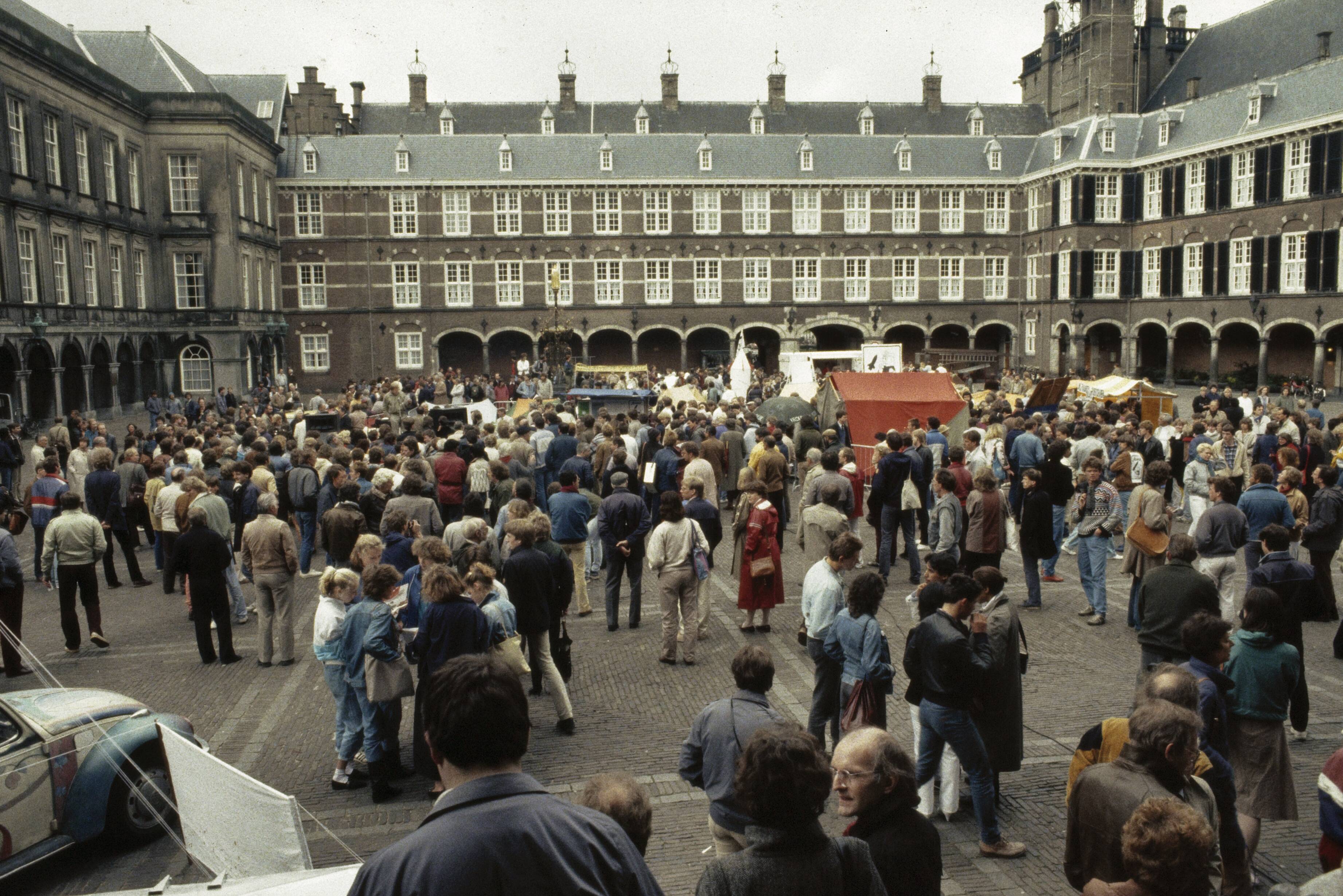 Fotocollectie Anefo — 2 Minuten stilte tegen kernwapens op Binnenhof in Den Haag ; overzicht Binnenhof tijdens 2 minuten stilte — Foto: Croes, Rob C. / Anefo. Licentie: Set B: Rechtenvrij / Publiek Domein. Bron: Nationaal Archief. http://hdl.handle.net/10648/ad8b7f08-d0b4-102d-bcf8-003048976d84