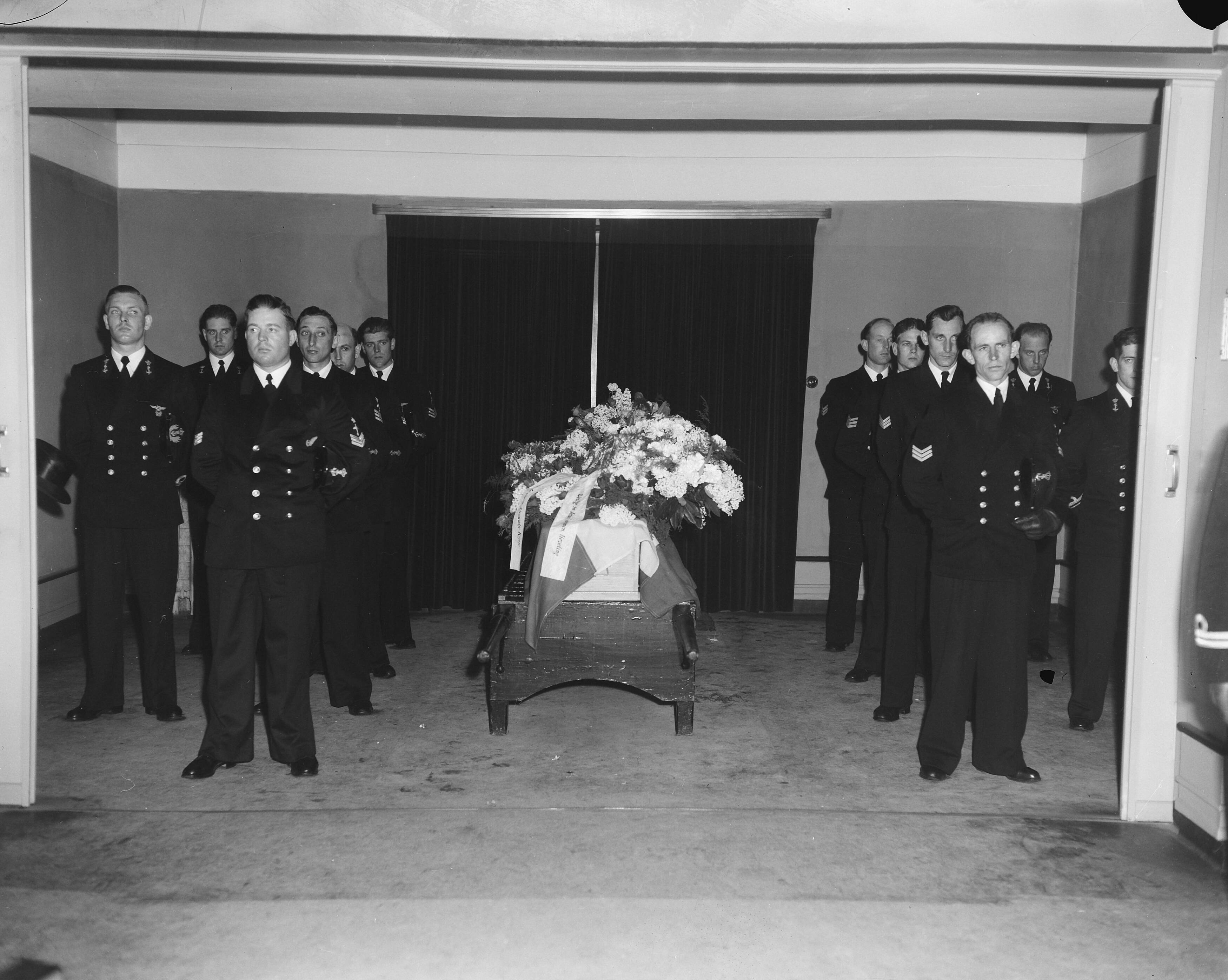 Fotocollectie Anefo — Marinebegrafenis van luitenant-ter-zee Pieter Koops in Den Haag — Foto: Duinen, G.W. van / Anefo. Licentie: Set B: Rechtenvrij / Publiek Domein. Bron: Nationaal Archief. http://hdl.handle.net/10648/a90b1fd8-d0b4-102d-bcf8-003048976d84