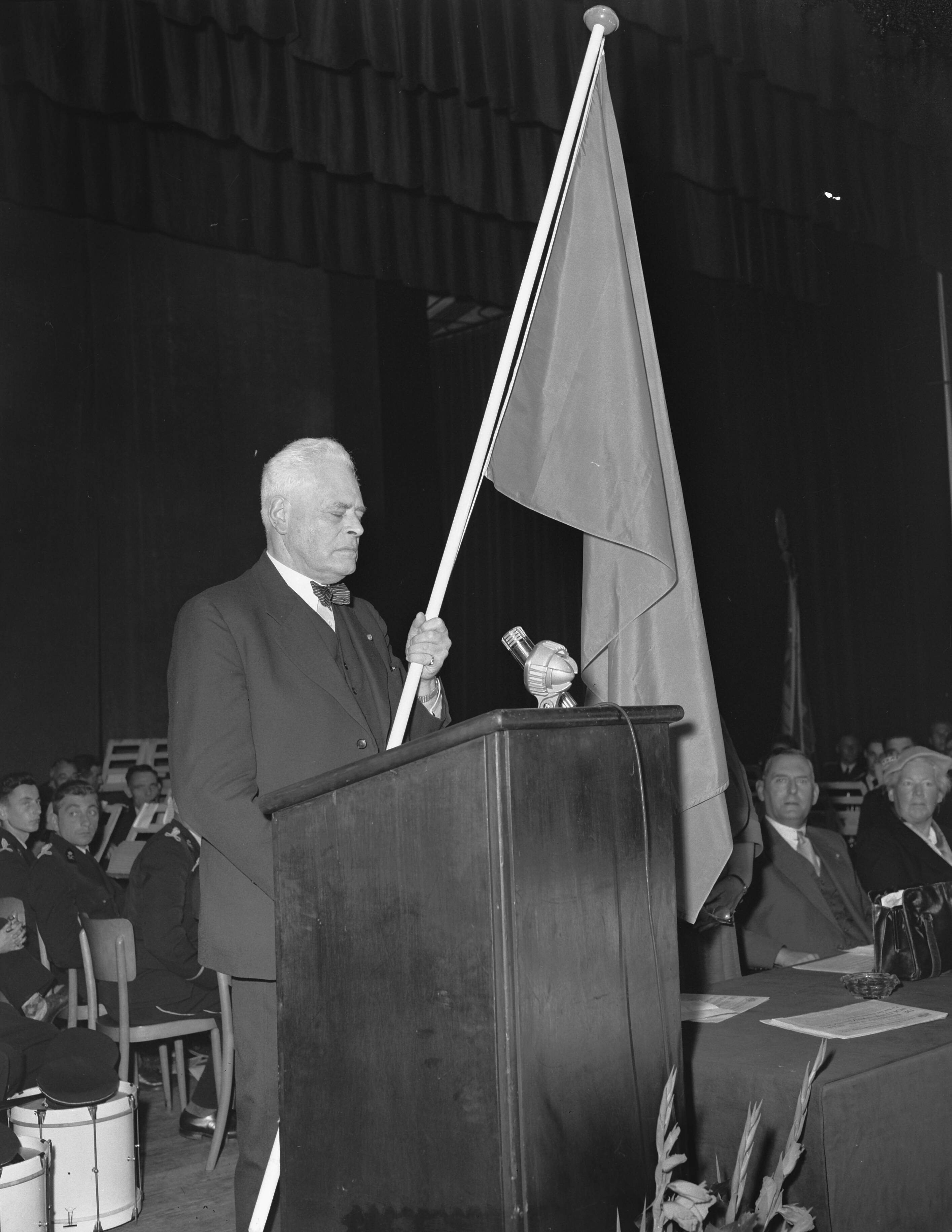 Fotocollectie Anefo — VVD-dag te Scheveningen. Partijvoorzitter prof. mr. P.J. Oud met de nieuwe [blauwe] partijvlag — Foto: Pot, Harry / Anefo. Licentie: Set B: Rechtenvrij / Publiek Domein. Bron: Nationaal Archief. http://hdl.handle.net/10648/a93b1b48-d0b4-102d-bcf8-003048976d84