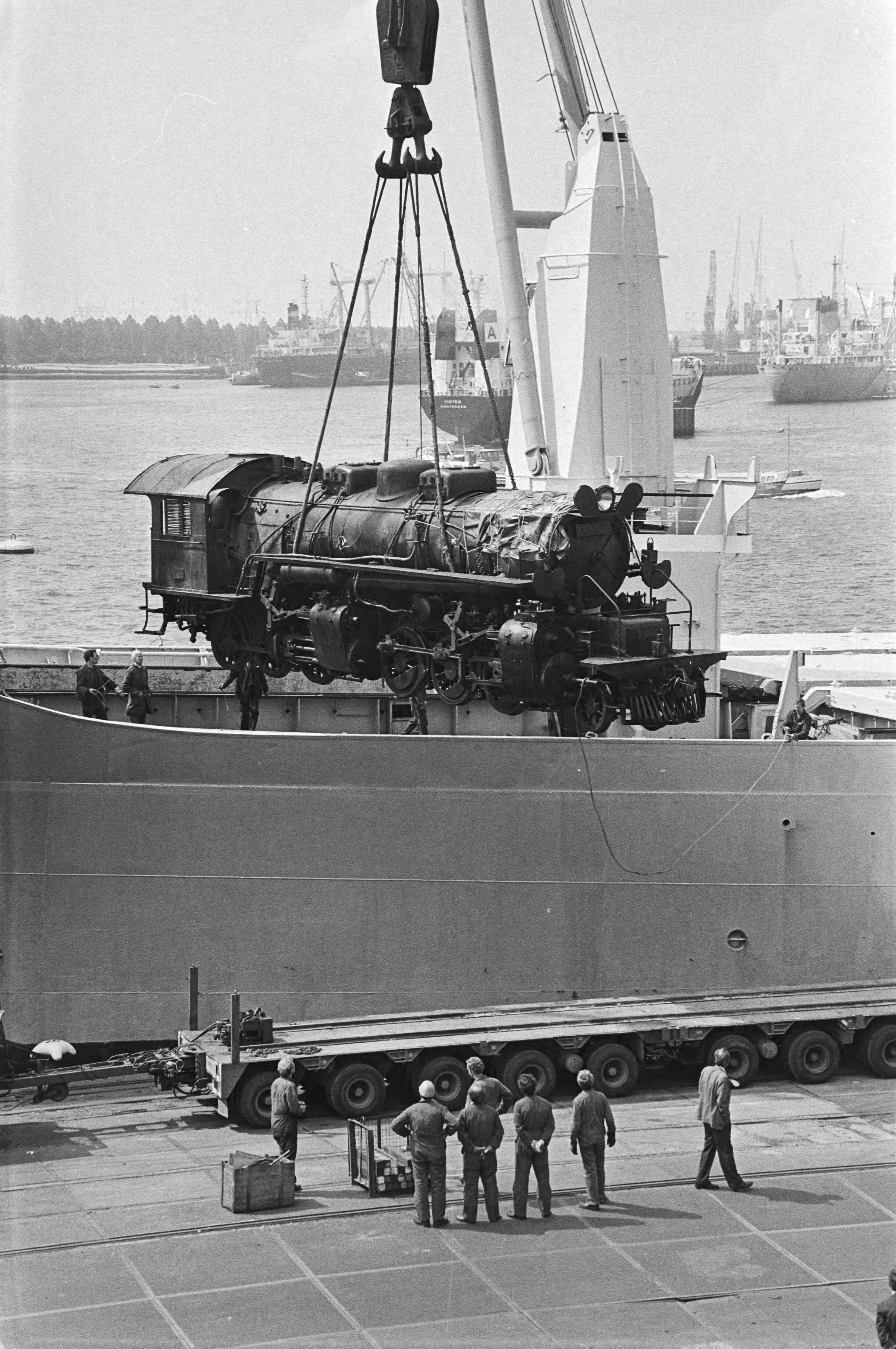 Fotocollectie Anefo — Oude"Mallet"stoom- locomotief door Indonesische Staatsspoorwegen aangeb Spoorweg museum (Utrecht); "Mallet" locomotief afladen schip Rdam — Foto: Dijk, Hans van / Anefo. Licentie: Set B: Rechtenvrij / Publiek Domein. Bron: Nationaal Archief. http://hdl.handle.net/10648/ad006de6-d0b4-102d-bcf8-003048976d84