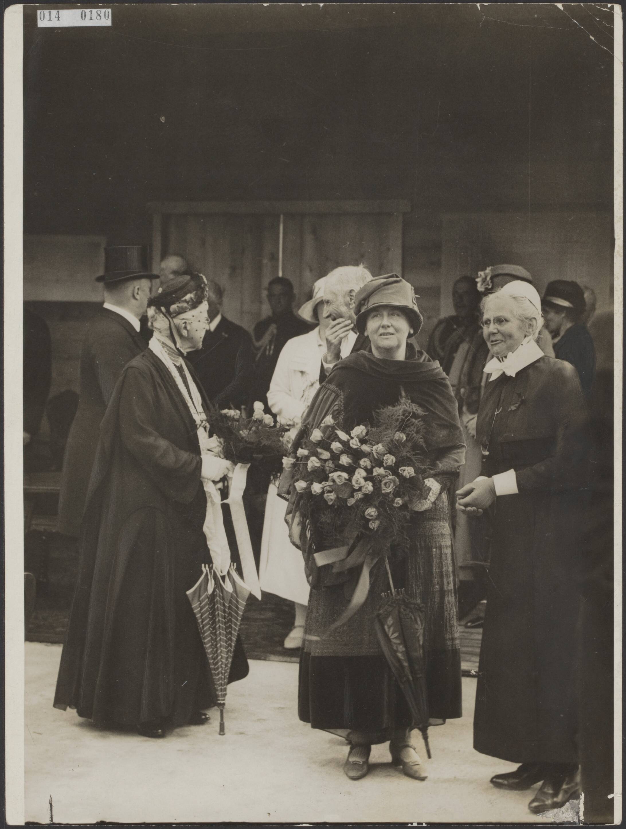 Fotocollectie Elsevier Binnenland — Bezoek van koningin Wilhelmina (midden) en prinses Emma (koningin-moeder, links) aan aan het in aanbouw zijnde Diaconessenhuis van de Nederlands Hervormde gemeente te Utrecht — Foto: N.V. Vereenigde Fotobureaux. Licentie: Set B: Rechtenvrij / Publiek Domein. Bron: Nationaal Archief. http://hdl.handle.net/10648/adafd678-d0b4-102d-bcf8-003048976d84