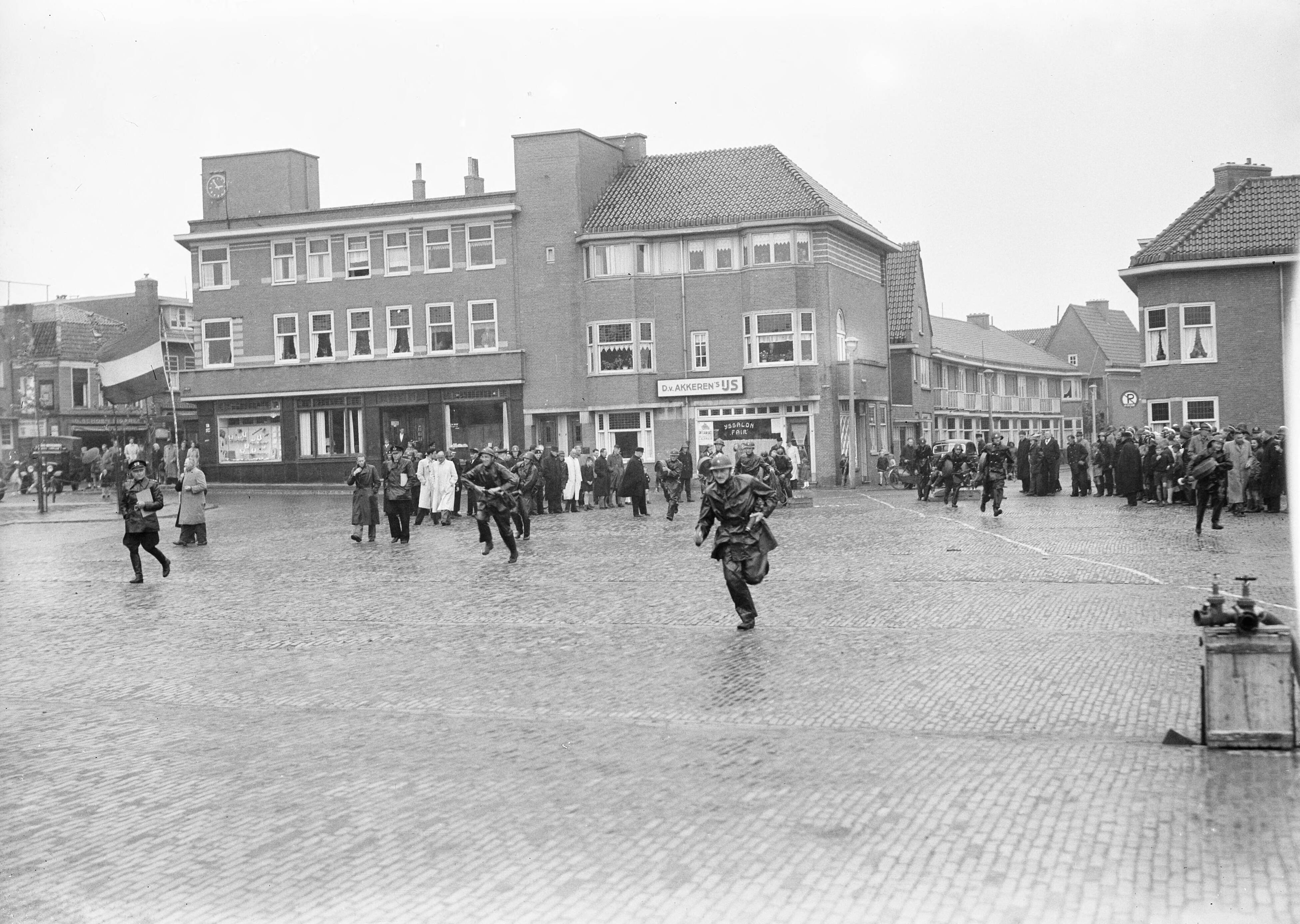 Fotocollectie Anefo — Brandweerdemonstratie Zaandam — Foto: Sagers, Harry / Anefo. Licentie: Set B: Rechtenvrij / Publiek Domein. Bron: Nationaal Archief. http://hdl.handle.net/10648/a8a8fa88-d0b4-102d-bcf8-003048976d84