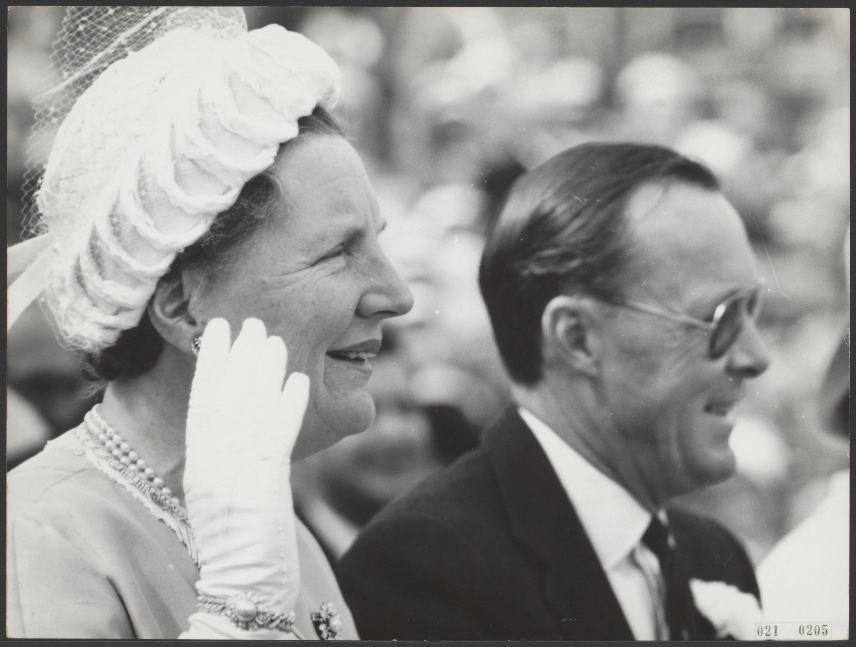 Fotocollectie Elsevier Binnenland — Koninklijk bezoek aan Friesland. In Leeuwarden kijken koningin Juliana en prins Bernhard geamusxeerd naar hte défilé — Foto: Pot, Harry / Anefo. Licentie: Set B: Rechtenvrij / Publiek Domein. Bron: Nationaal Archief. http://hdl.handle.net/10648/adce666a-d0b4-102d-bcf8-003048976d84