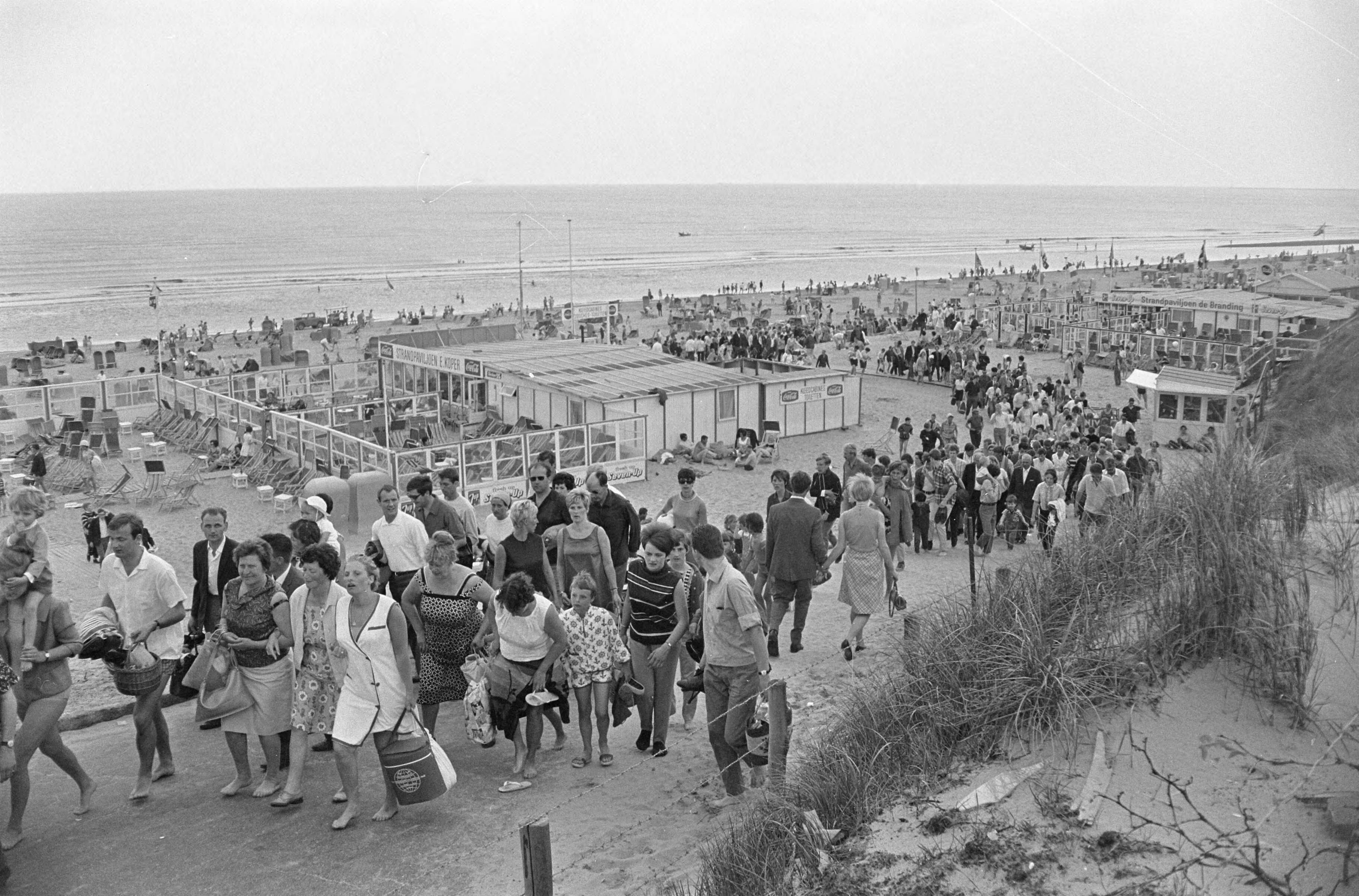 Fotocollectie Anefo — Uittocht op het strand bij Bloemendaal na een onweersbui — Foto: Merk, Ben / Anefo. Licentie: Set B: Rechtenvrij / Publiek Domein. Bron: Nationaal Archief. http://hdl.handle.net/10648/ab18e602-d0b4-102d-bcf8-003048976d84