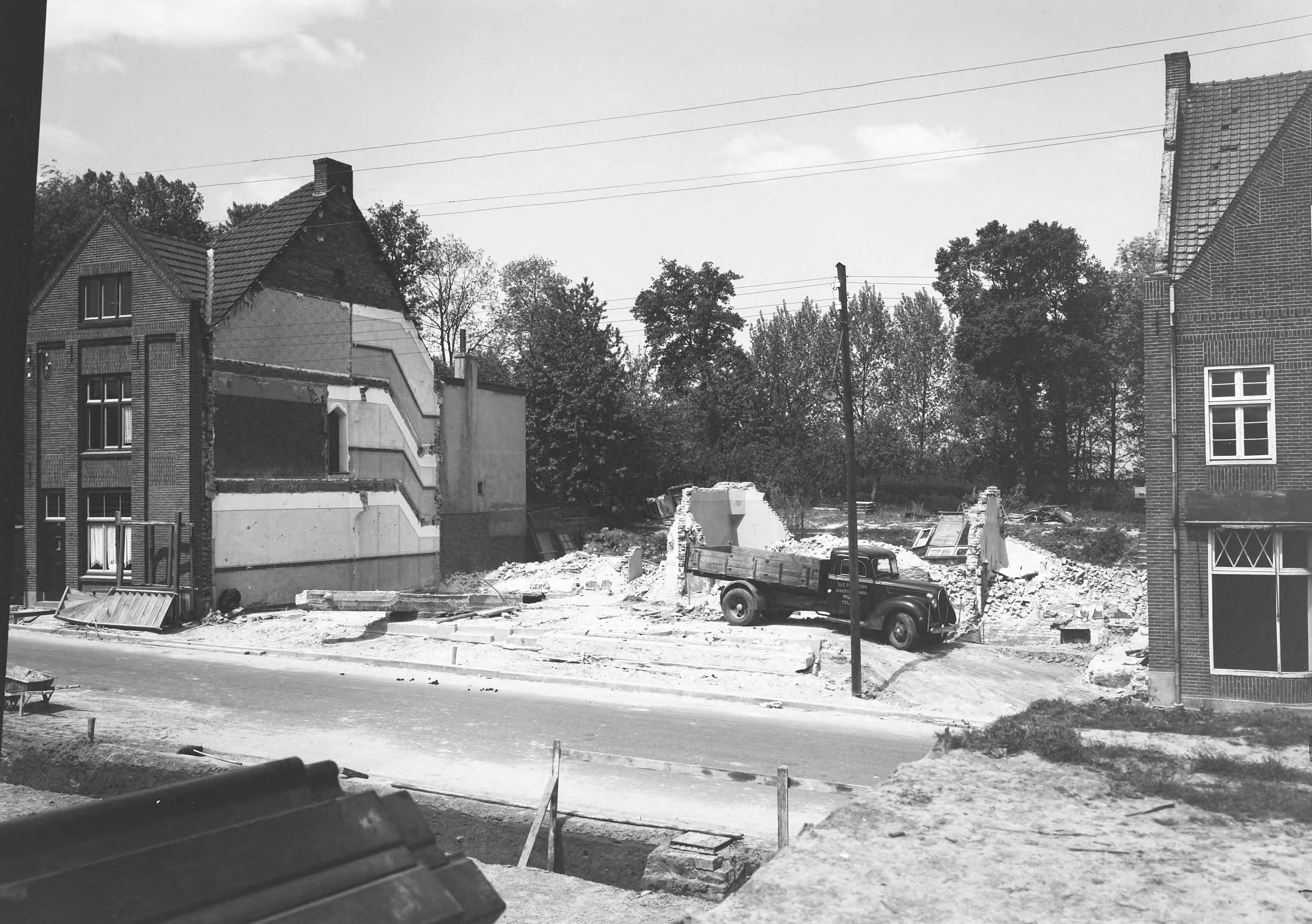 Fotocollectie Nederlandse Heidemaatschappij — Nuth|viaducten |vrachtwagens |huizen — Foto: Fotograaf Onbekend / Heidemij. Licentie: Set B: Rechtenvrij / Publiek Domein. Bron: Nationaal Archief. http://hdl.handle.net/10648/ae43e714-d0b4-102d-bcf8-003048976d84