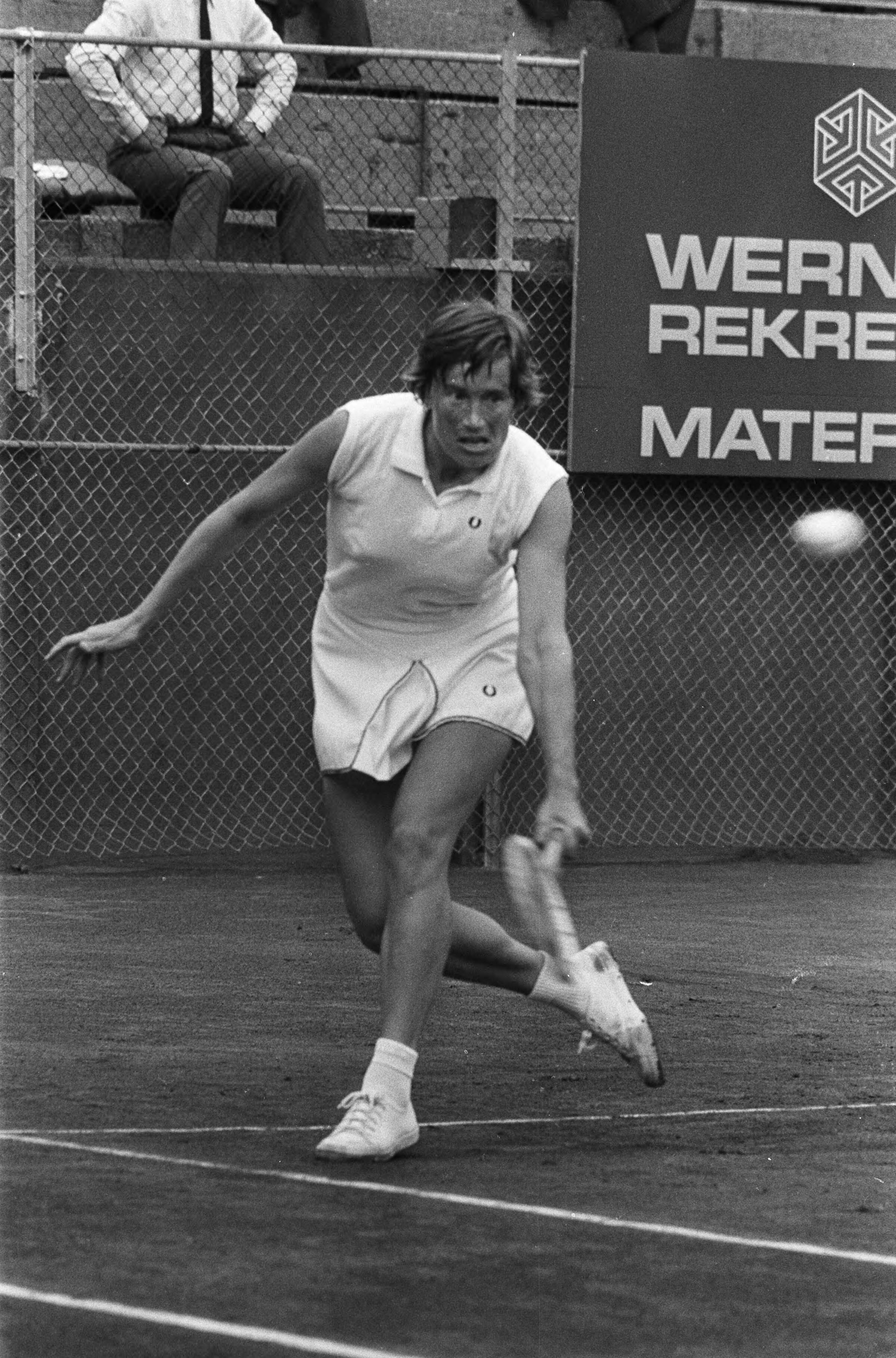 Fotocollectie Anefo — Nederlandse Kampioenschappen Tennis te Scheveningen, Trudy Walhof in aktie tegen Elly Appel — Foto: Verhoeff, Bert / Anefo. Licentie: Set B: Rechtenvrij / Publiek Domein. Bron: Nationaal Archief. http://hdl.handle.net/10648/ac344a4a-d0b4-102d-bcf8-003048976d84
