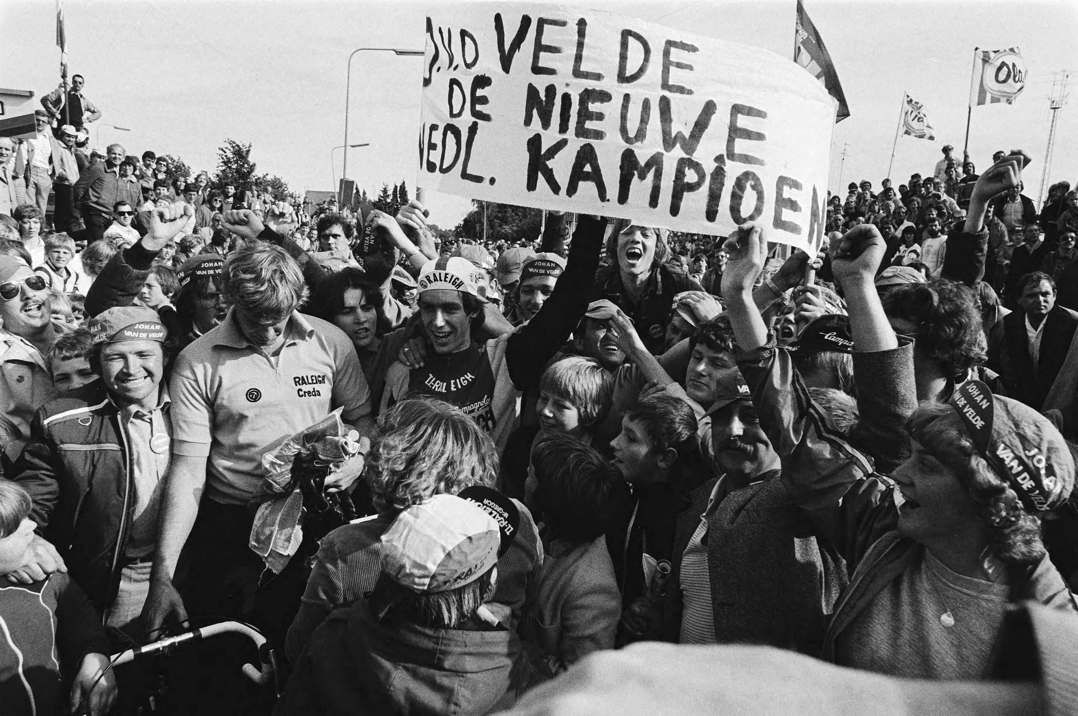 Fotocollectie Anefo — Nederlands Kampioenschap Wielrennen Profs op de weg te Geulle; kampioen Johan v.d. Velde met achter zich spandoek — Foto: Antonisse, Marcel / Anefo. Licentie: Set B: Rechtenvrij / Publiek Domein. Bron: Nationaal Archief. http://hdl.handle.net/10648/ace3071a-d0b4-102d-bcf8-003048976d84