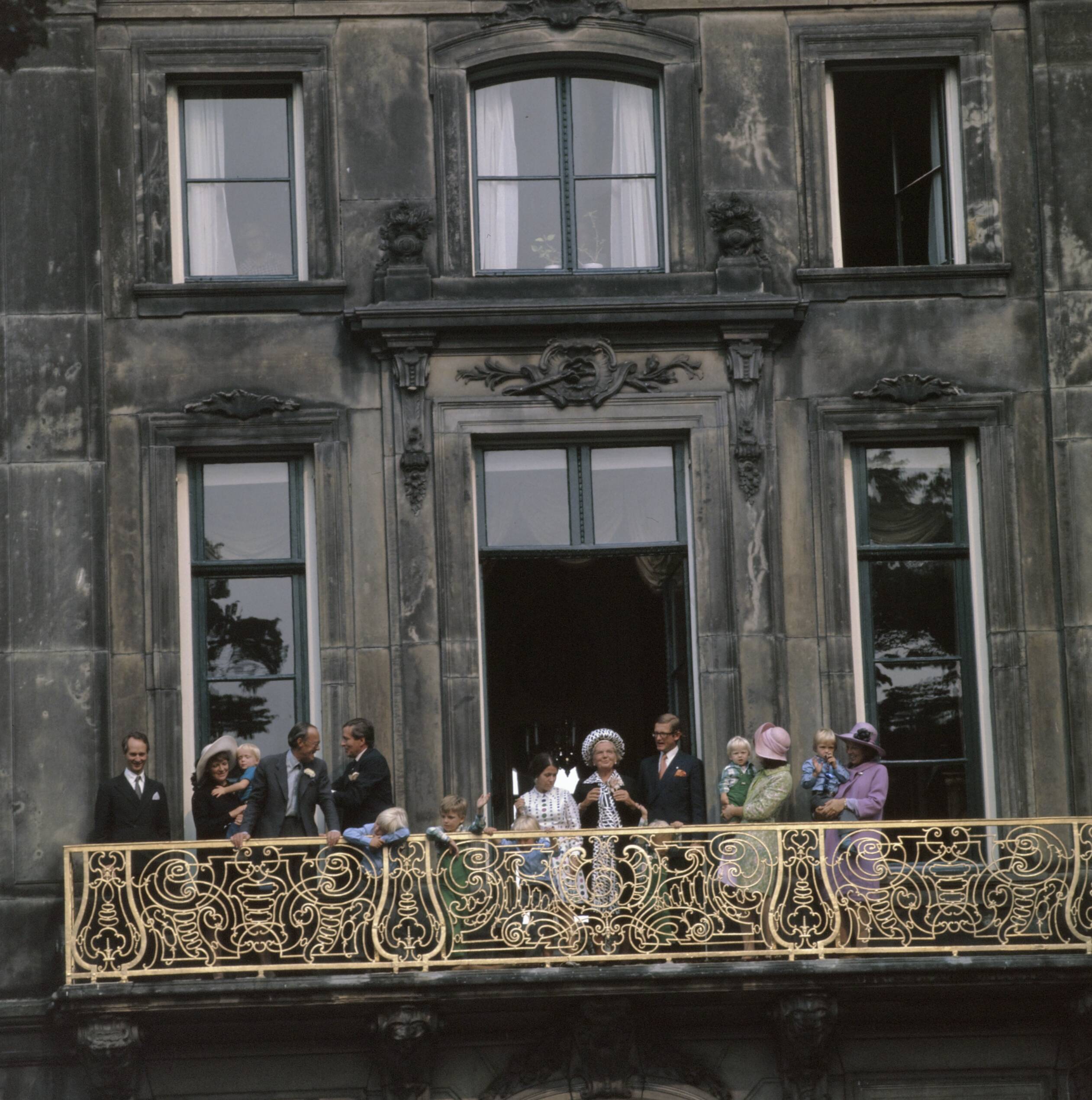 Fotocollectie Anefo — Koninklijke Familie bij viering Regeringsjubileum in Den Haag ; Koninklijke Familie op balkon Paleis Lange Voorhout — Foto: Mieremet, Rob / Anefo. Licentie: Set B: Rechtenvrij / Publiek Domein. Bron: Nationaal Archief. http://hdl.handle.net/10648/ad929be4-d0b4-102d-bcf8-003048976d84