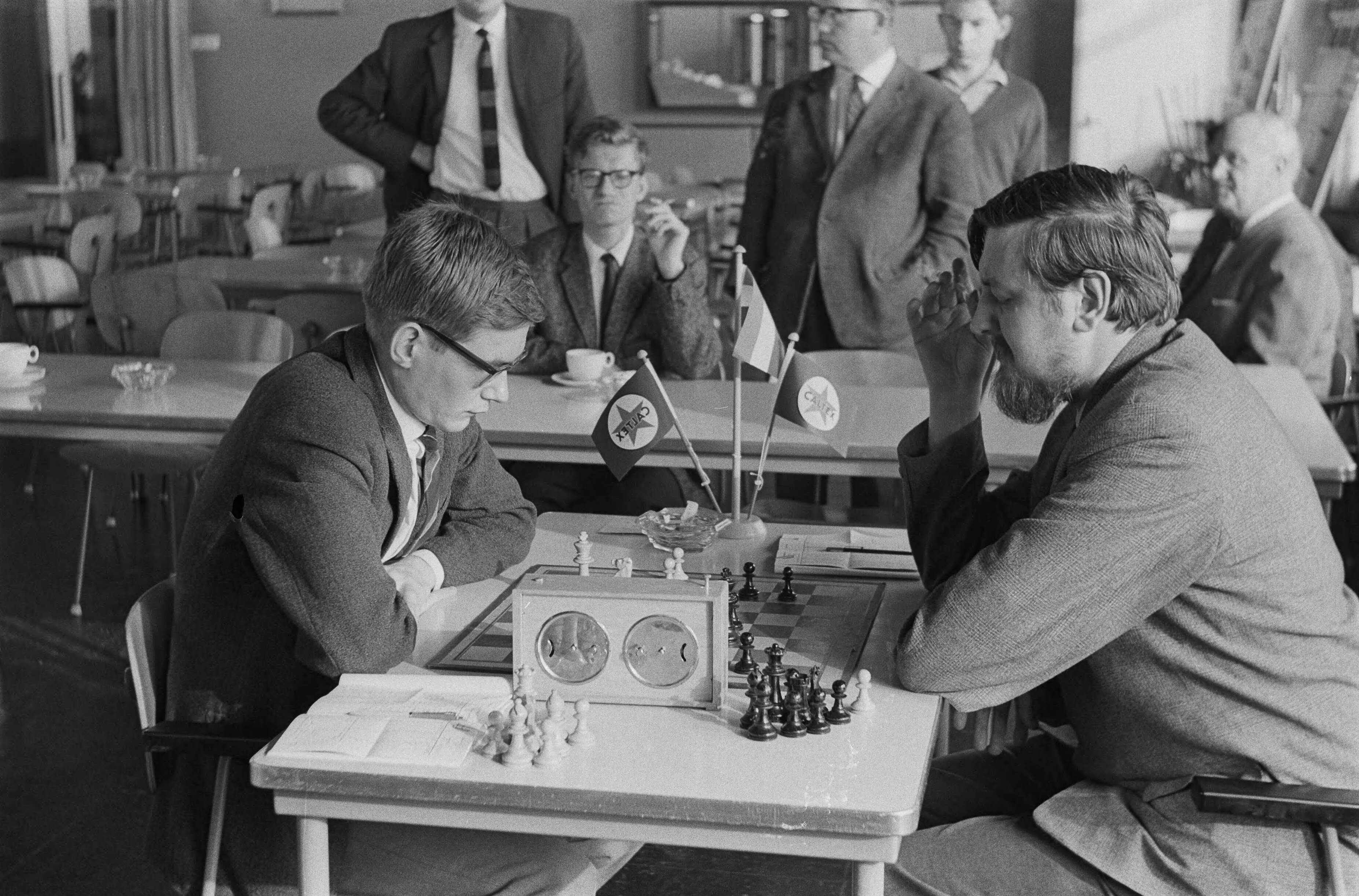 Fotocollectie Anefo — Schaken te Den Haag. Partij Kuijpers tegen Donner (rechts) — Foto: Koch, Eric / Anefo. Licentie: Set B: Rechtenvrij / Publiek Domein. Bron: Nationaal Archief. http://hdl.handle.net/10648/aa389cfa-d0b4-102d-bcf8-003048976d84