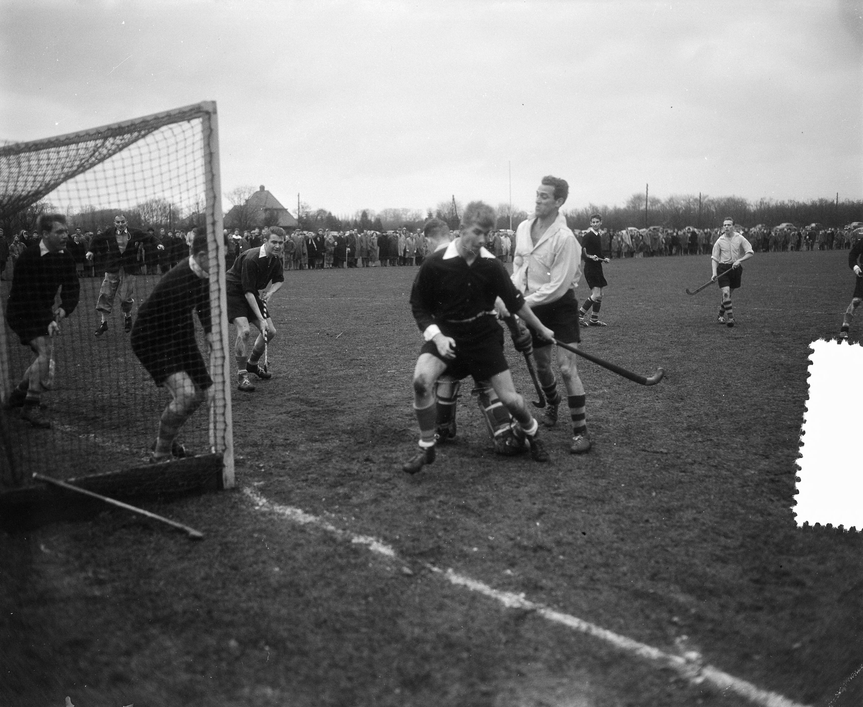 Fotocollectie Anefo — Hockey. Hilversum tegen Laren 1-4. Spelmoment — Foto: Rossem, Wim van / Anefo. Licentie: Set B: Rechtenvrij / Publiek Domein. Bron: Nationaal Archief. http://hdl.handle.net/10648/a94194a0-d0b4-102d-bcf8-003048976d84